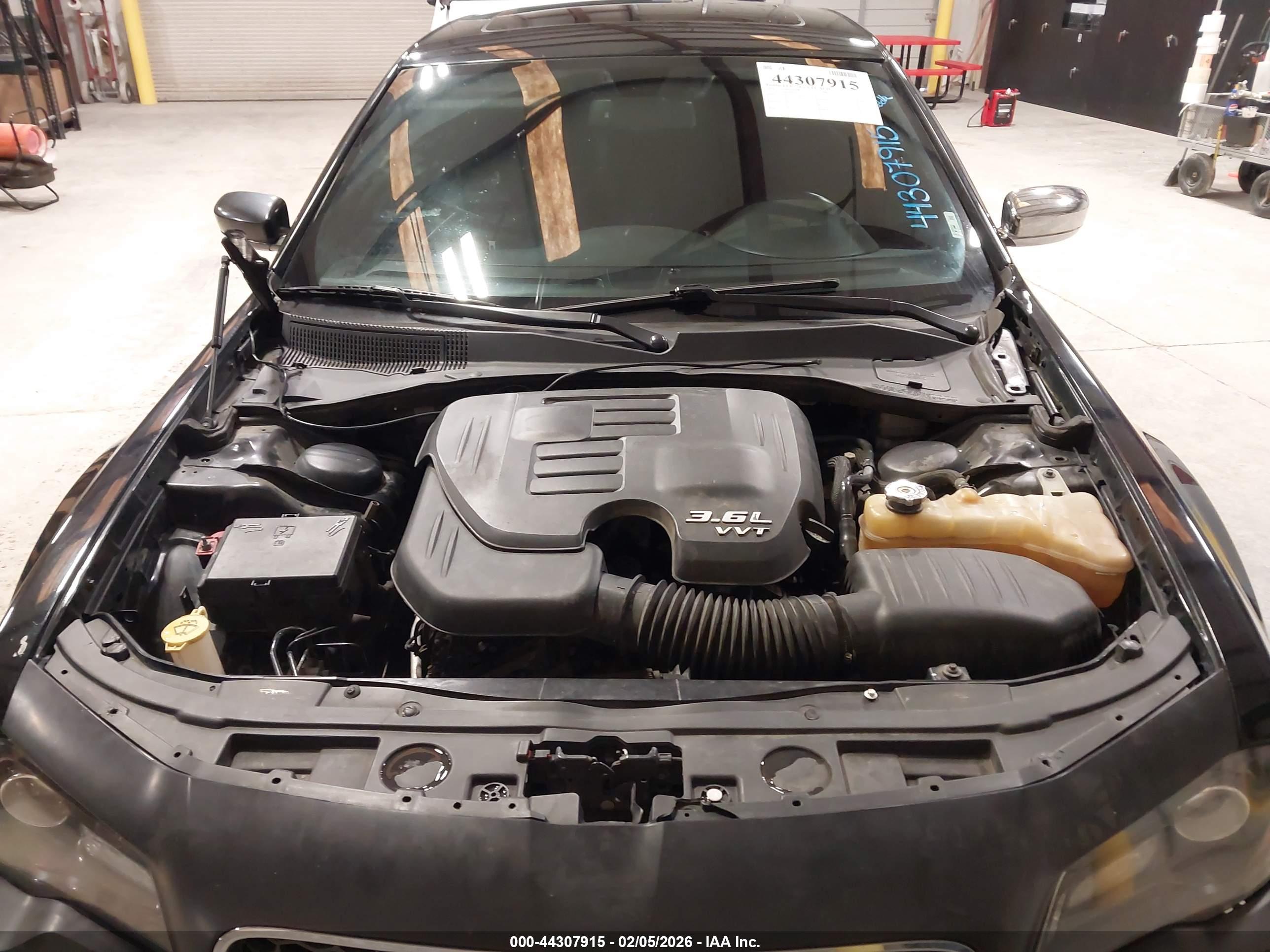 CHRYSLER 300 image 10