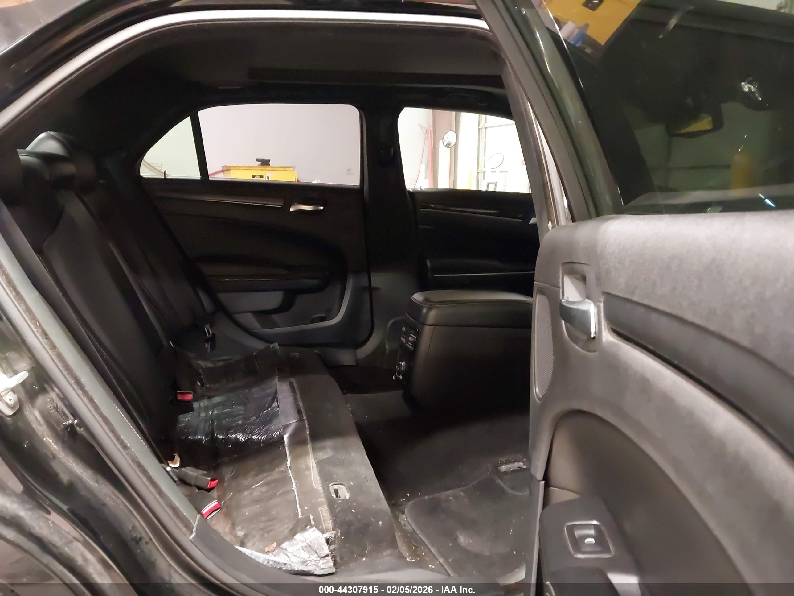 CHRYSLER 300 image 8