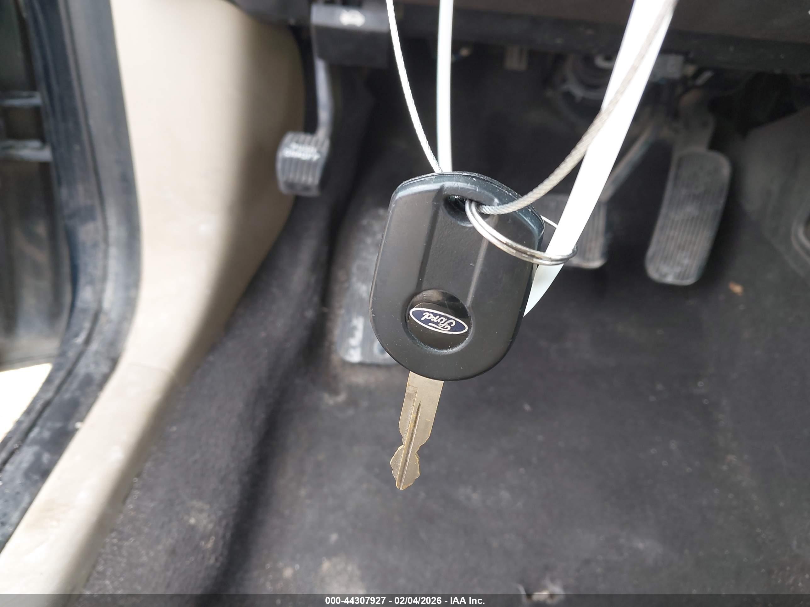 FORD TAURUS image 11
