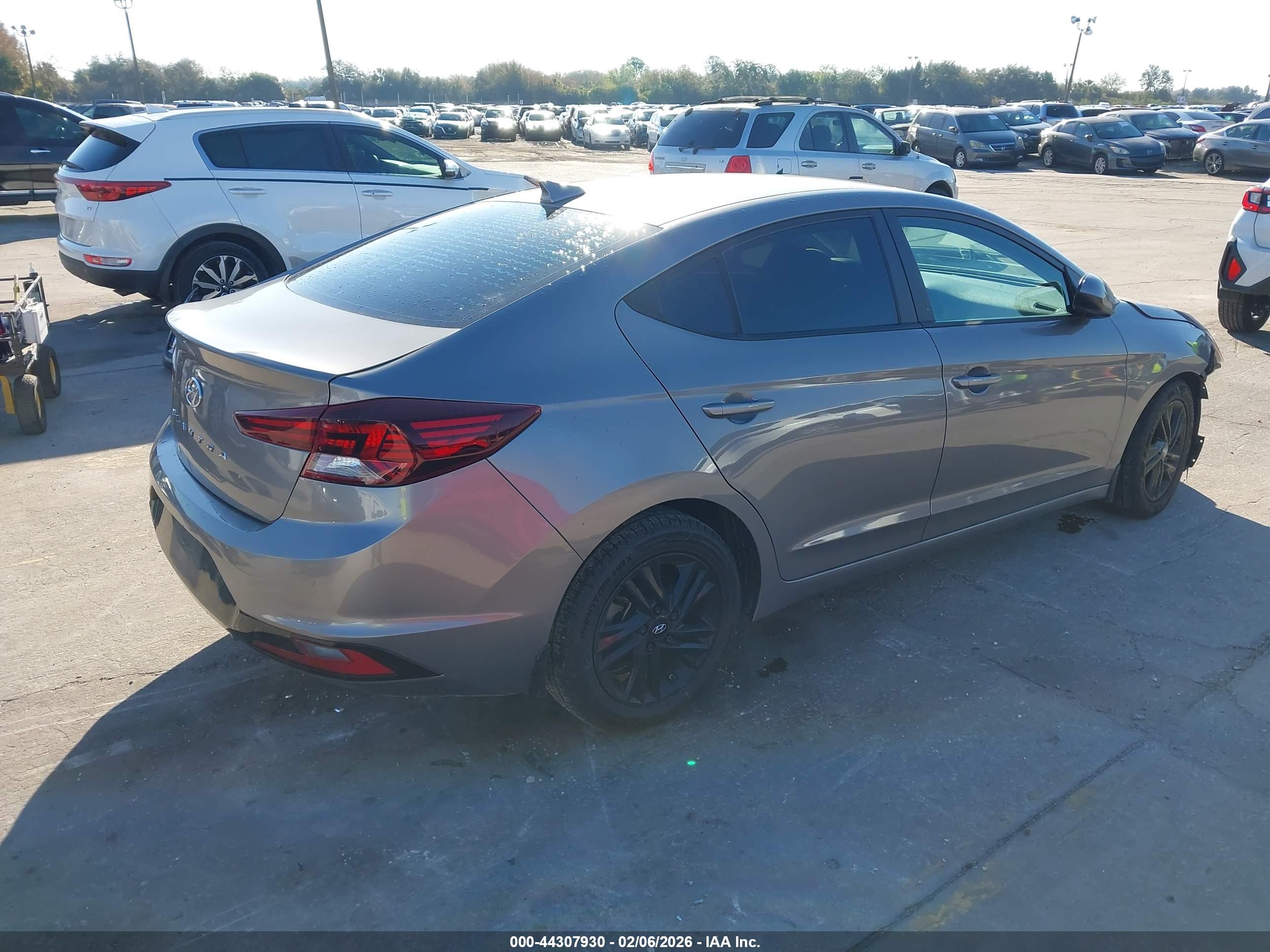 HYUNDAI ELANTRA image 4