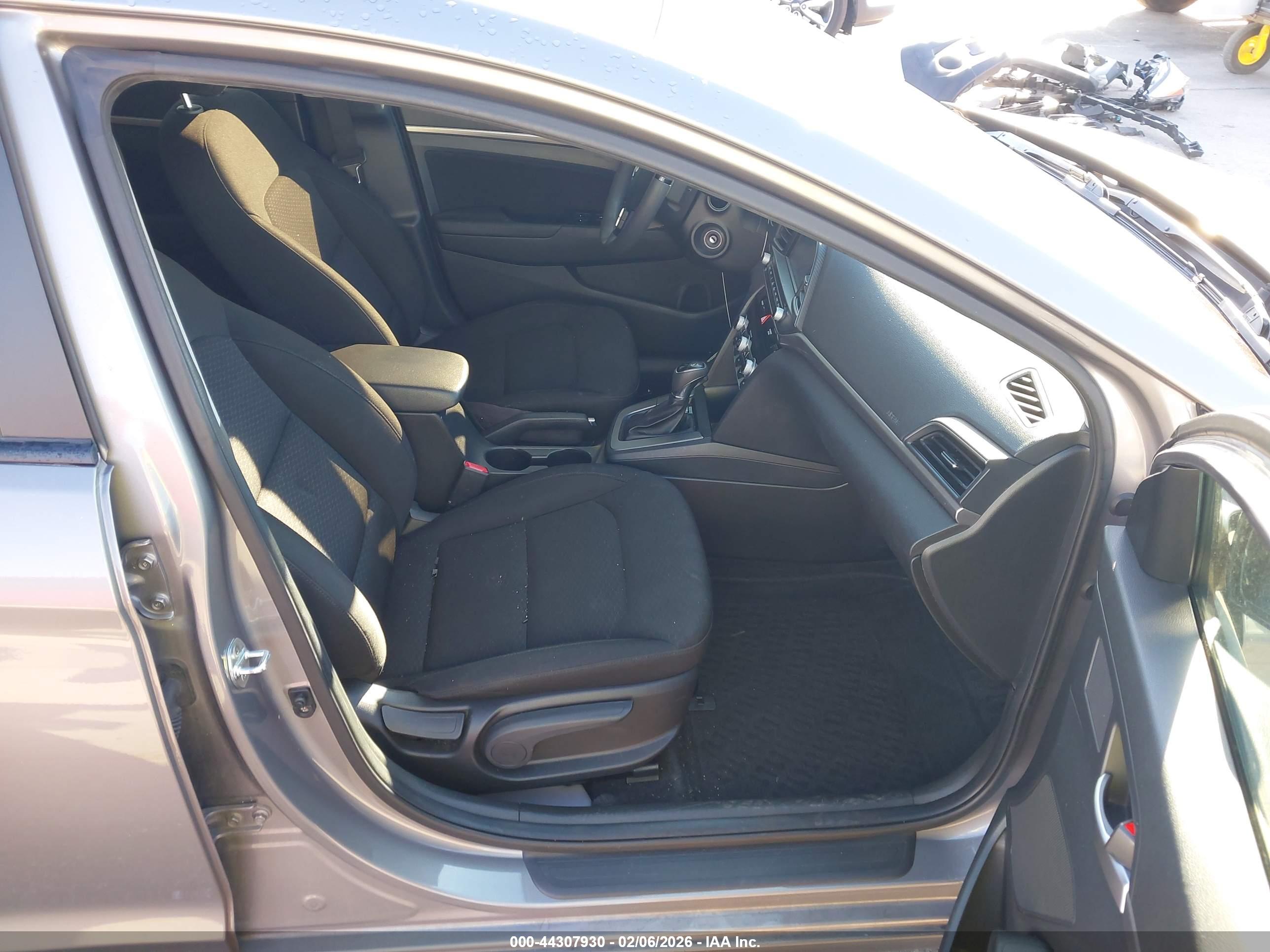 HYUNDAI ELANTRA image 5