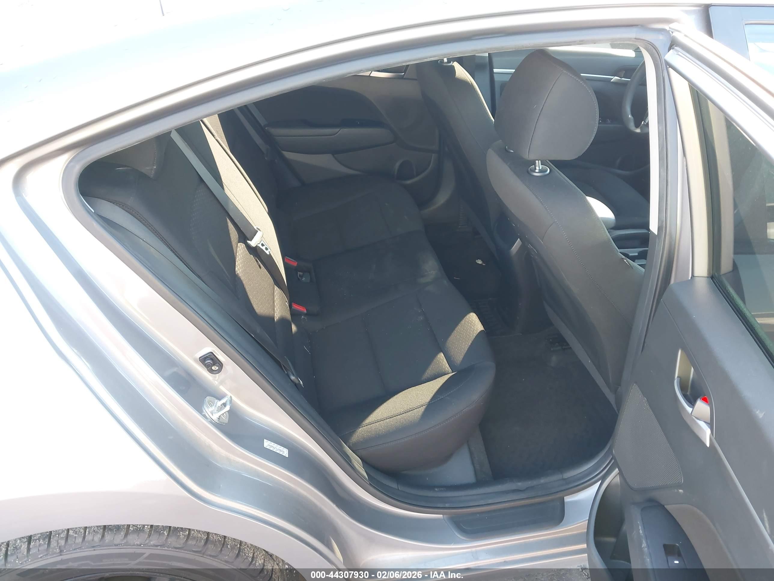 HYUNDAI ELANTRA image 8