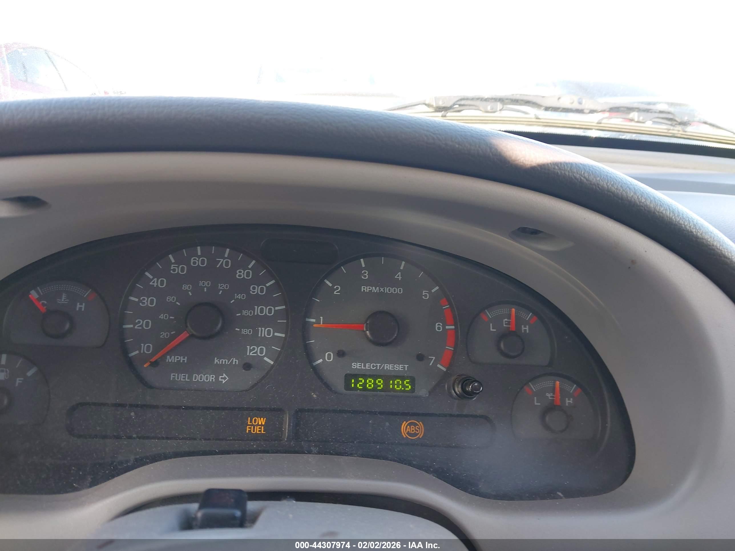 FORD MUSTANG image 7