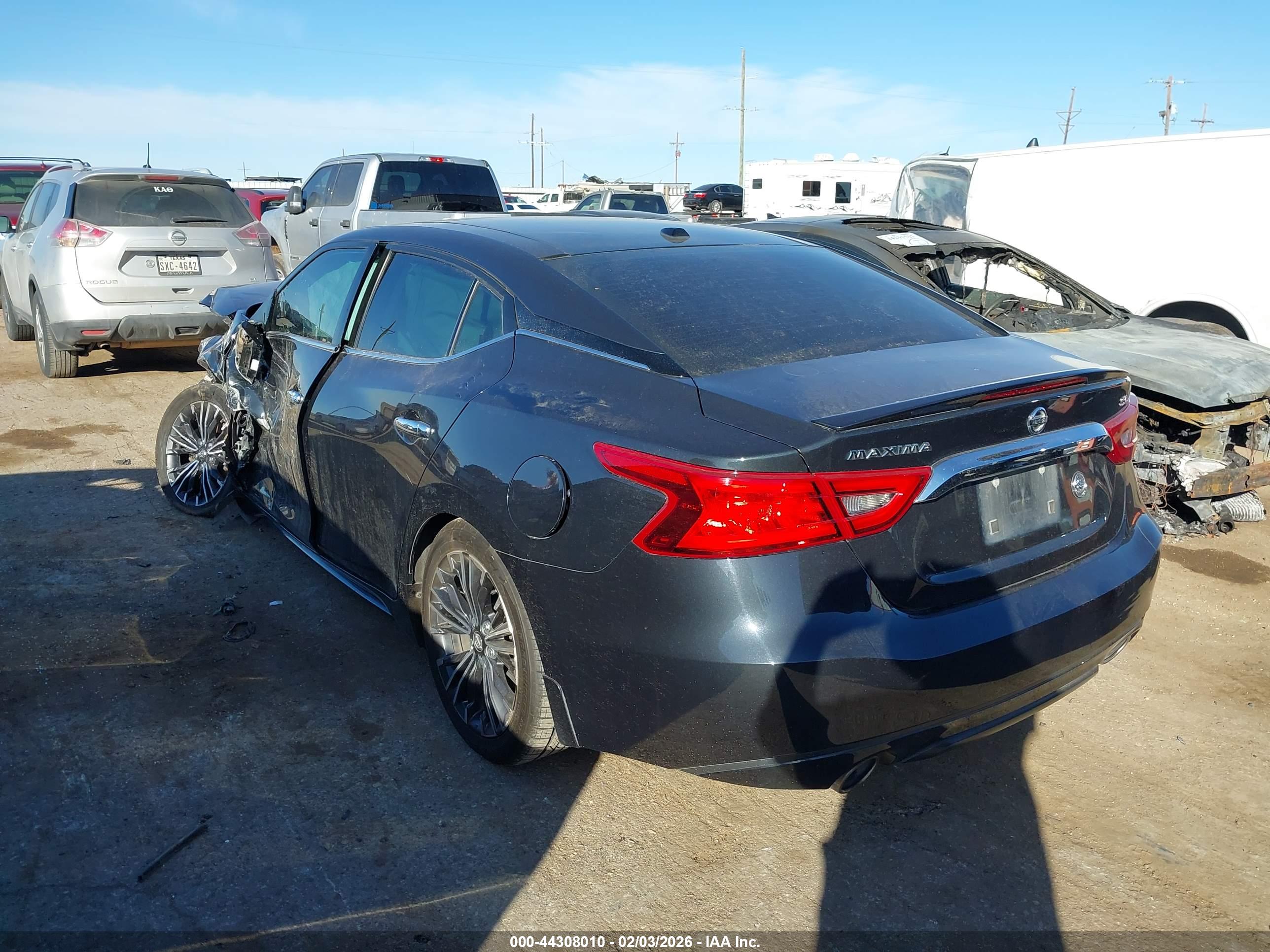 NISSAN MAXIMA image 3