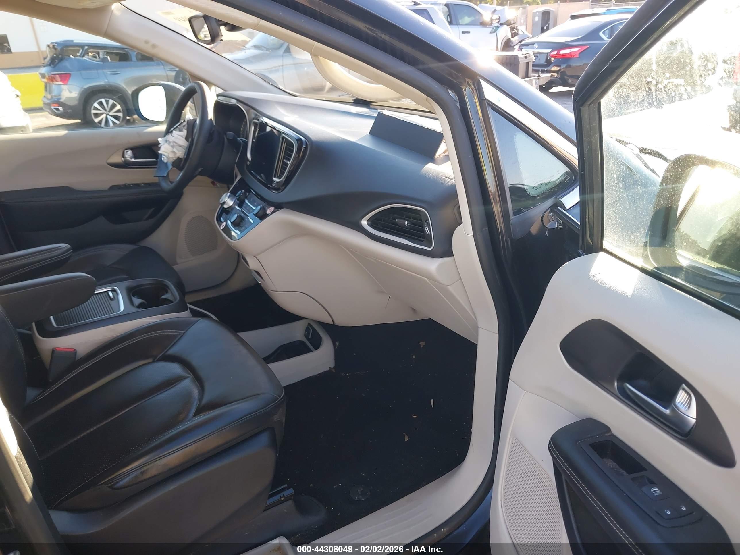 CHRYSLER PACIFICA image 5