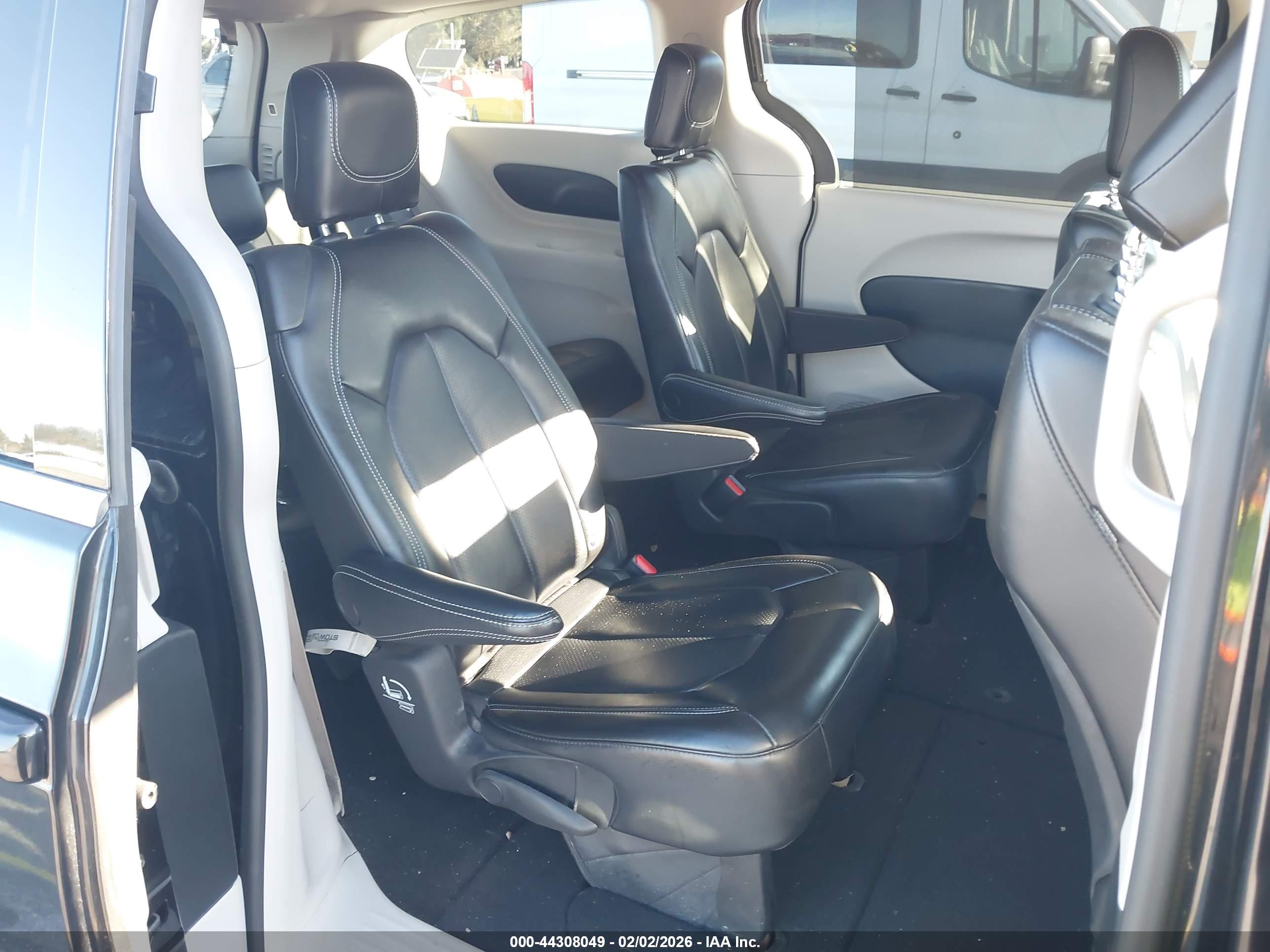 CHRYSLER PACIFICA image 8