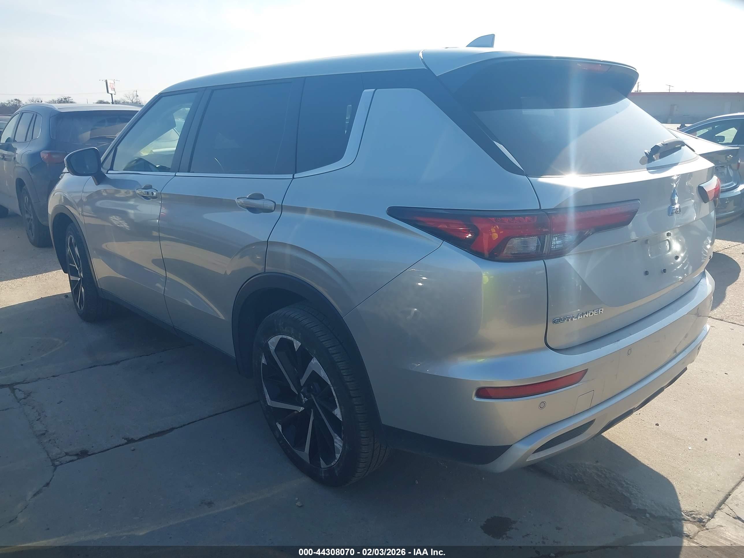 MITSUBISHI OUTLANDER image 3