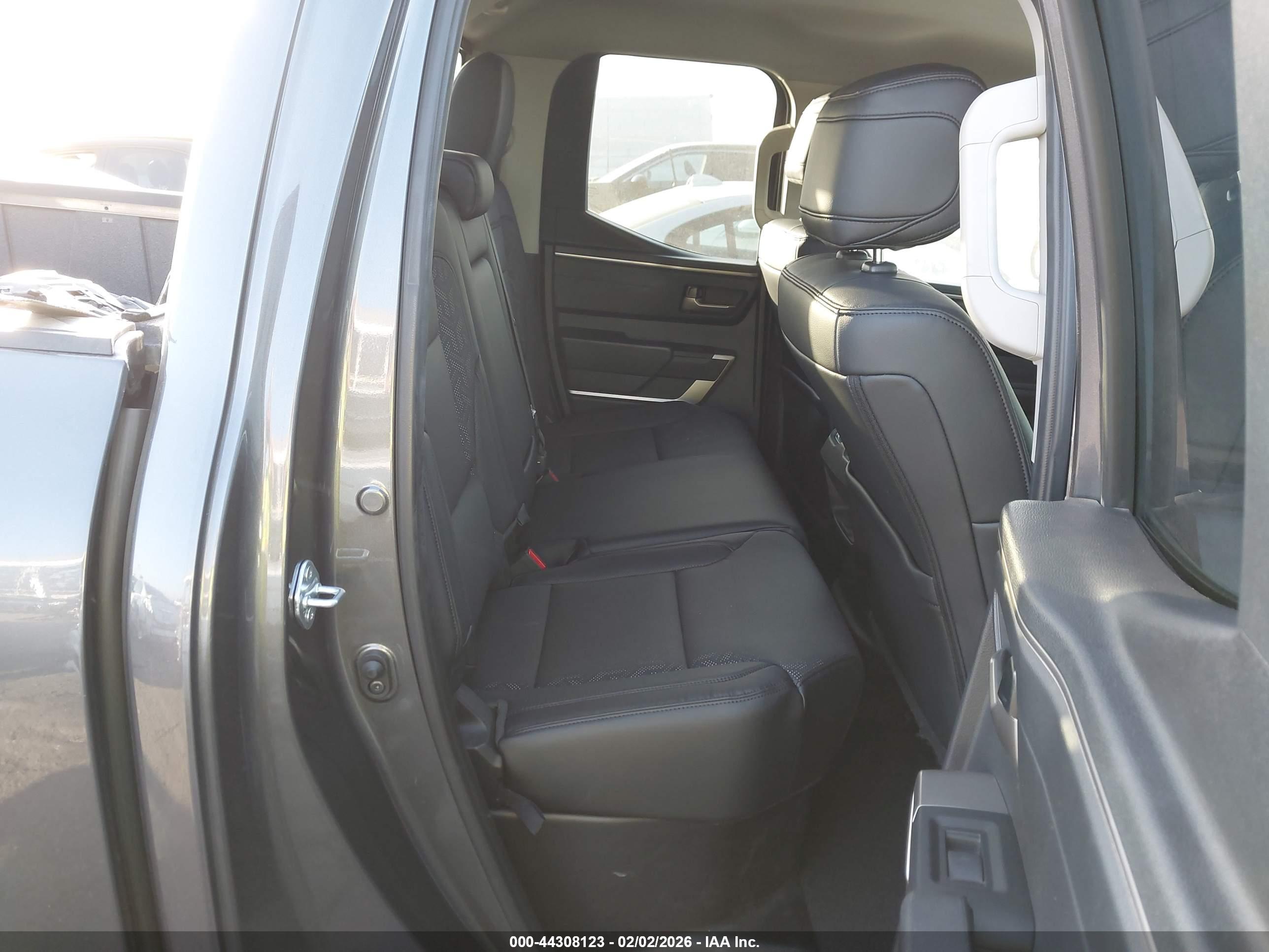 TOYOTA TUNDRA image 8