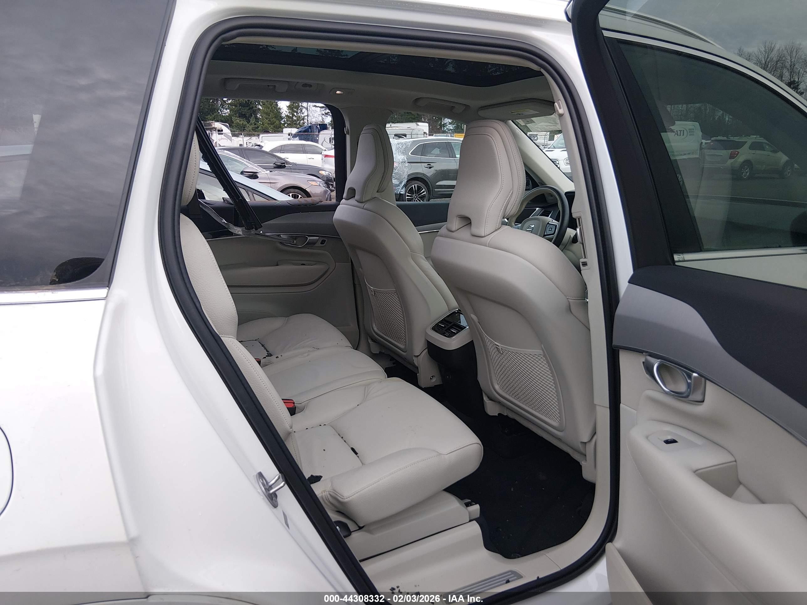 VOLVO XC90 image 8