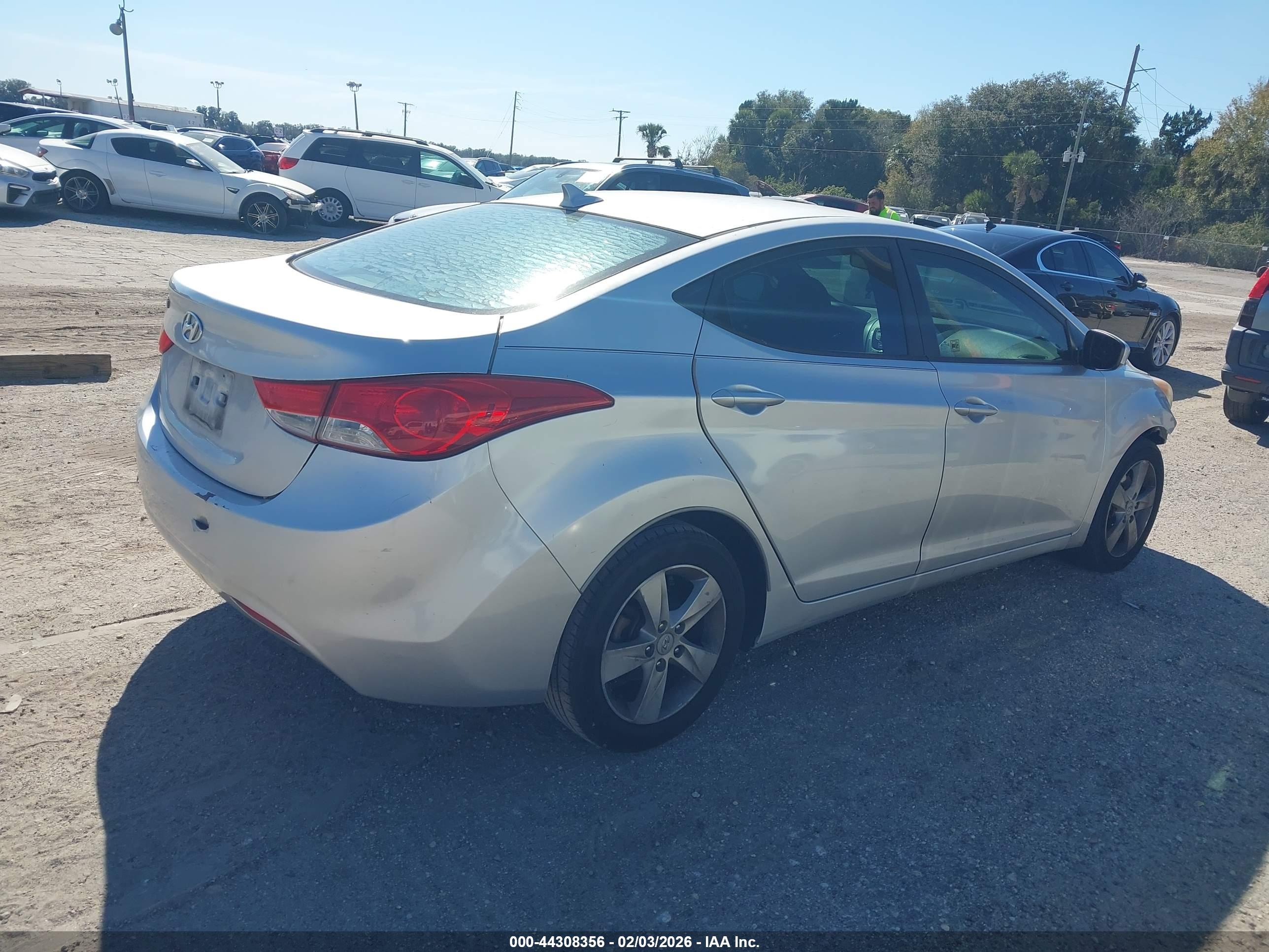 HYUNDAI ELANTRA image 4