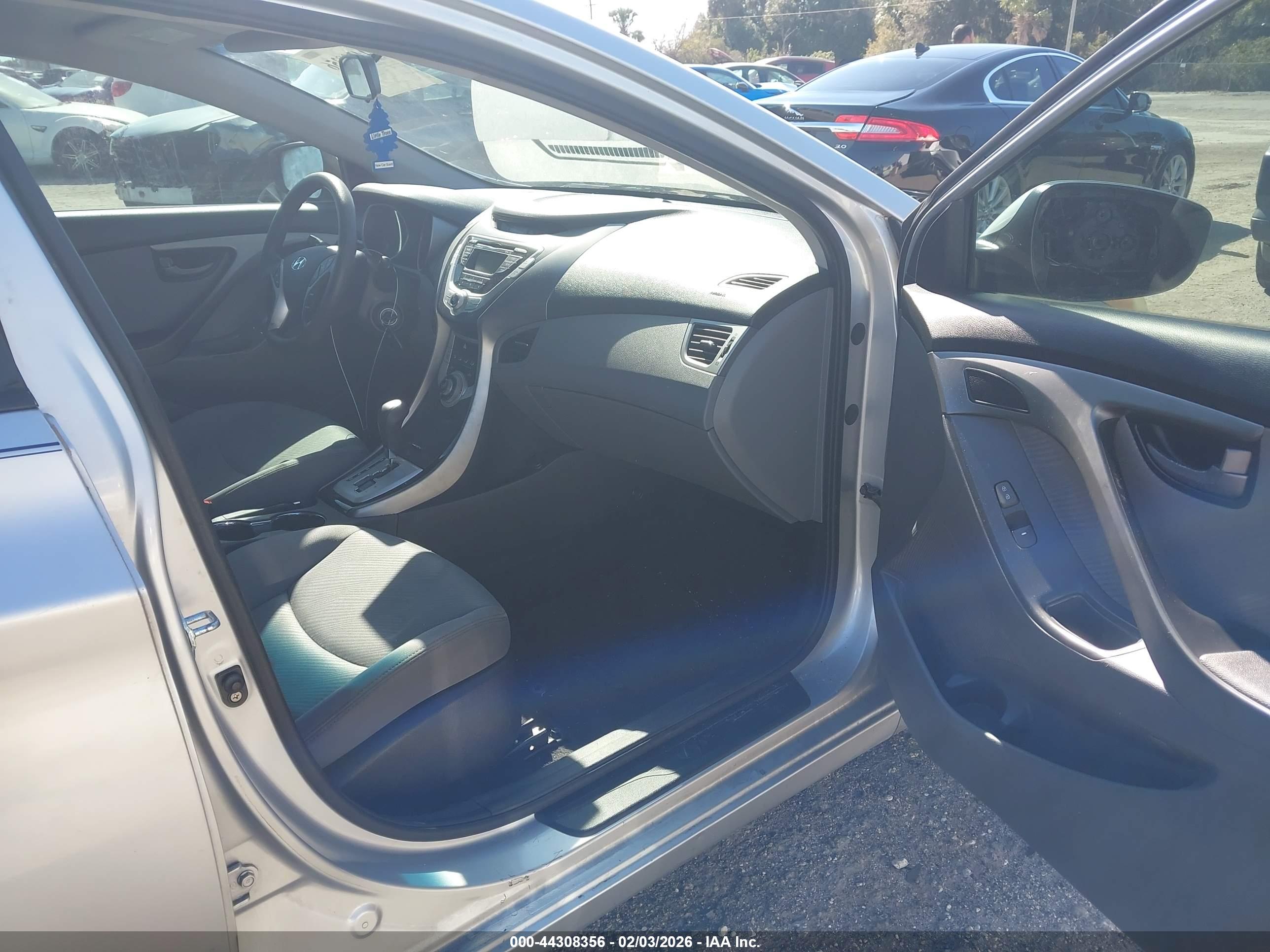 HYUNDAI ELANTRA image 5