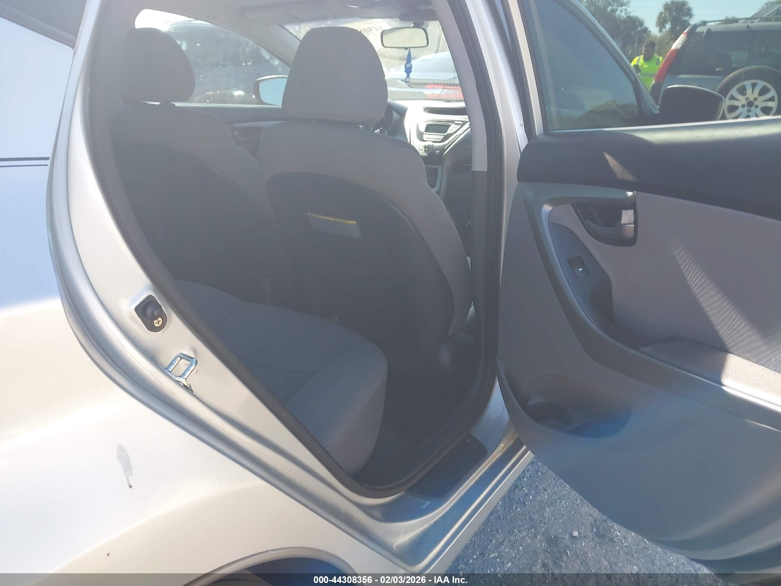 HYUNDAI ELANTRA image 8