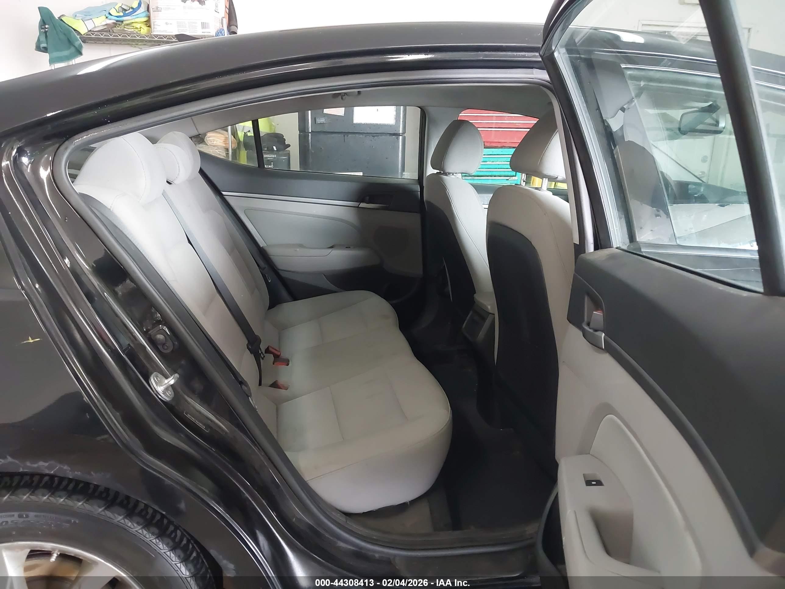 HYUNDAI ELANTRA image 8