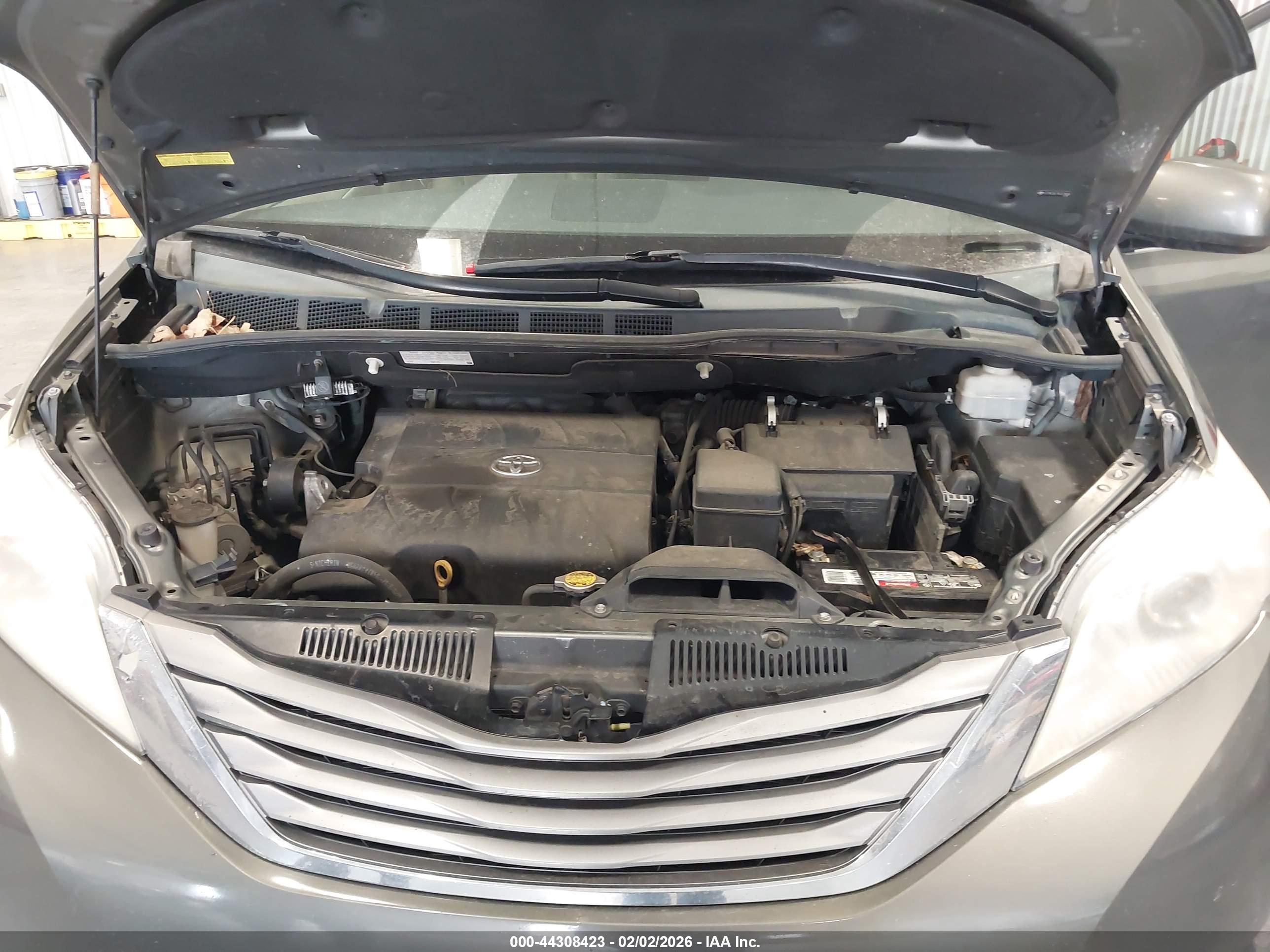 TOYOTA SIENNA image 10