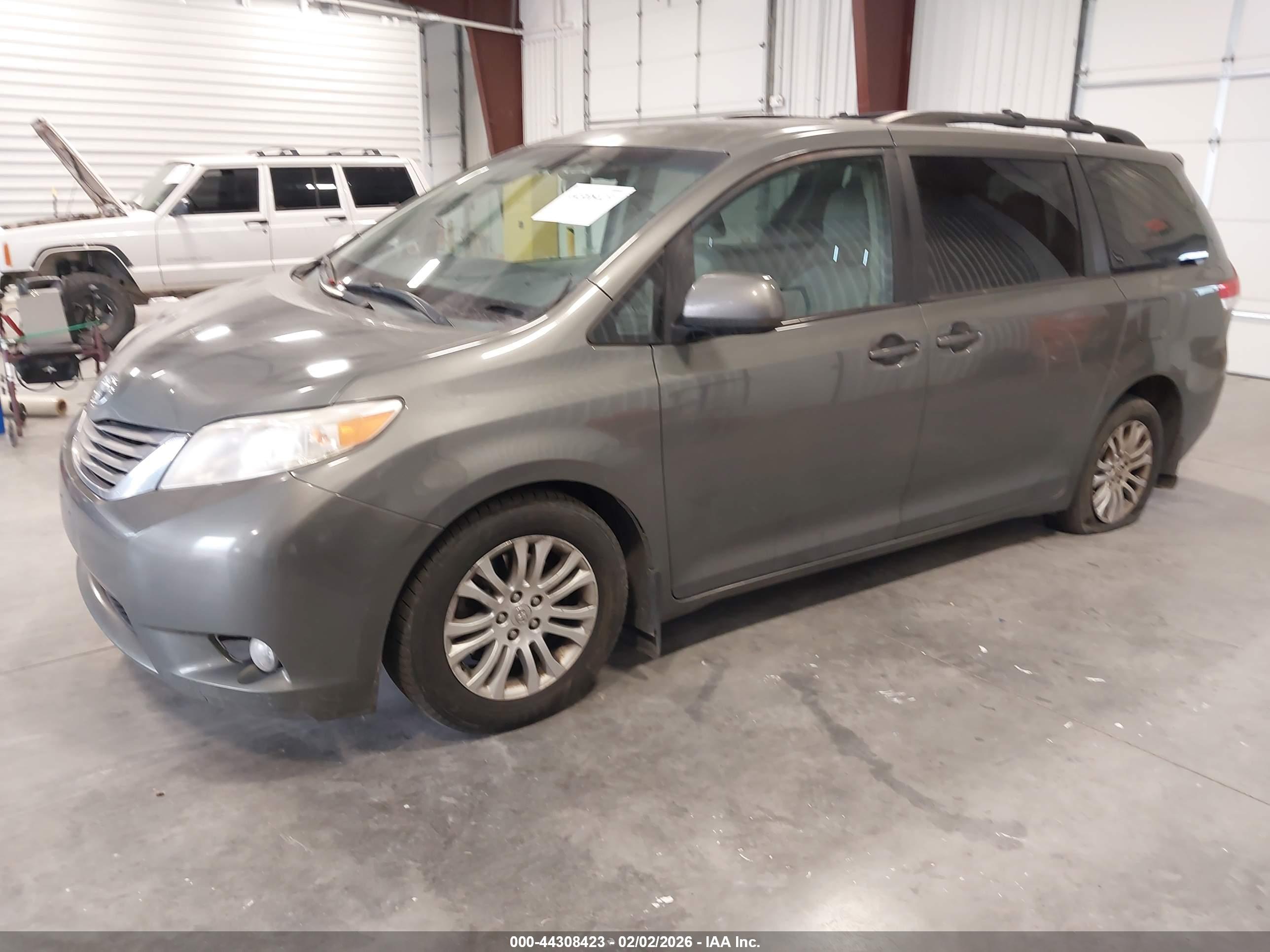 TOYOTA SIENNA image 2