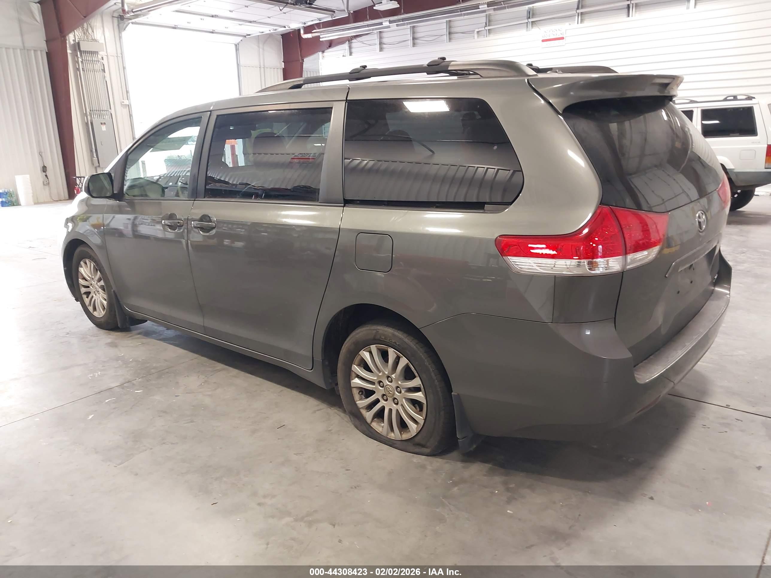 TOYOTA SIENNA image 3