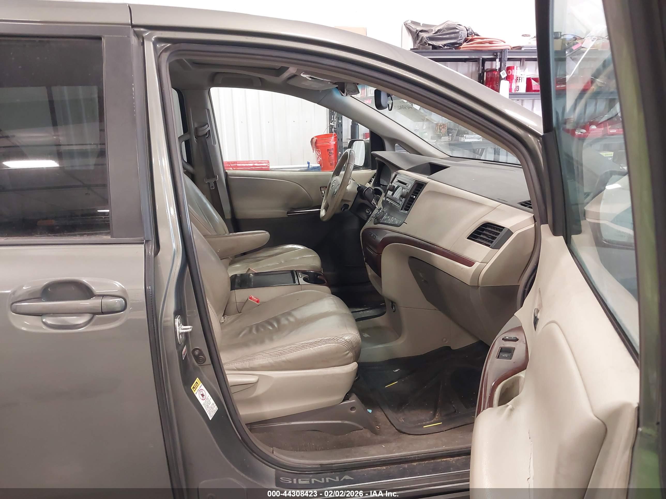 TOYOTA SIENNA image 5