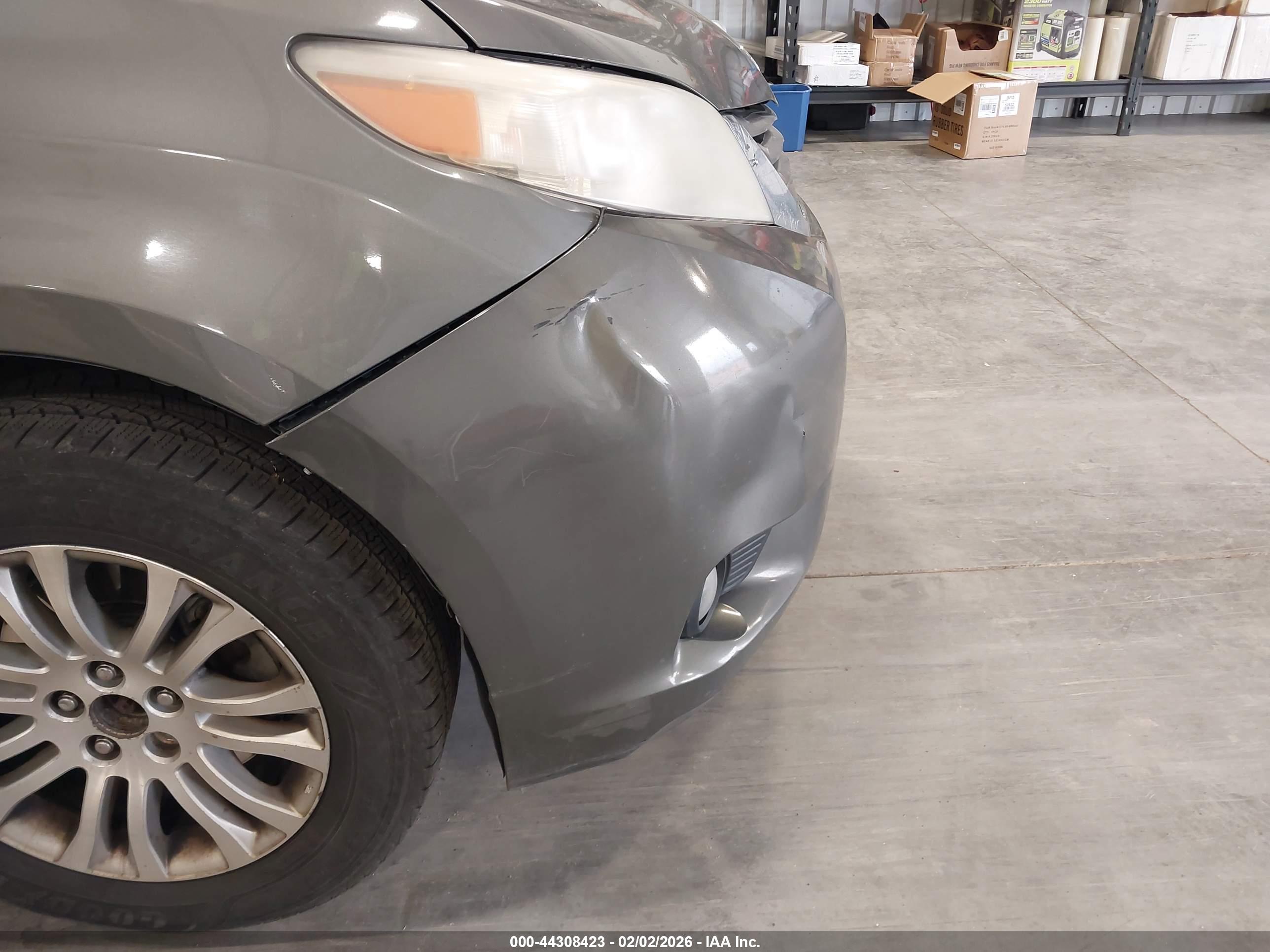 TOYOTA SIENNA image 6