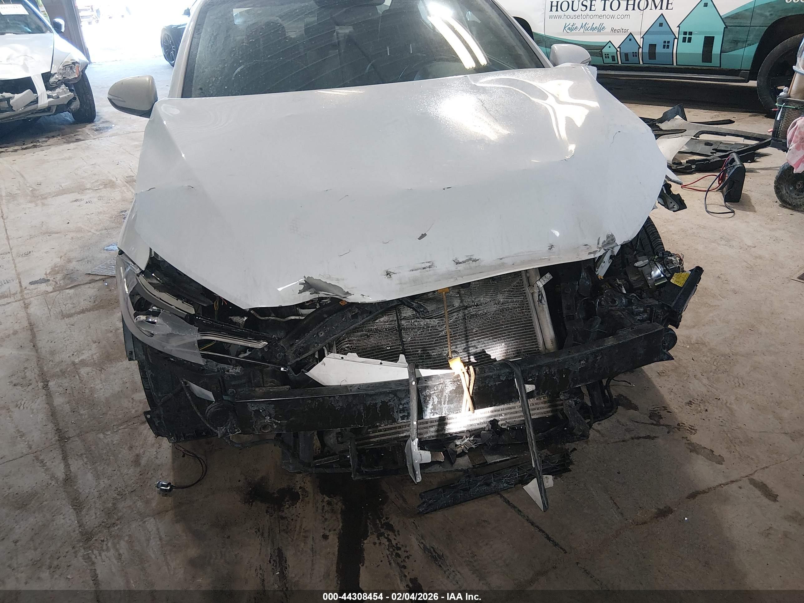 HYUNDAI ELANTRA image 6