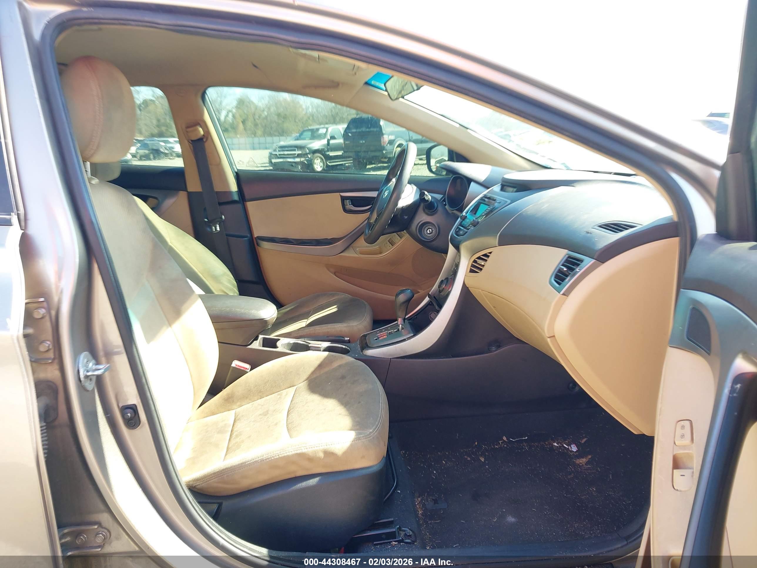 HYUNDAI ELANTRA image 5