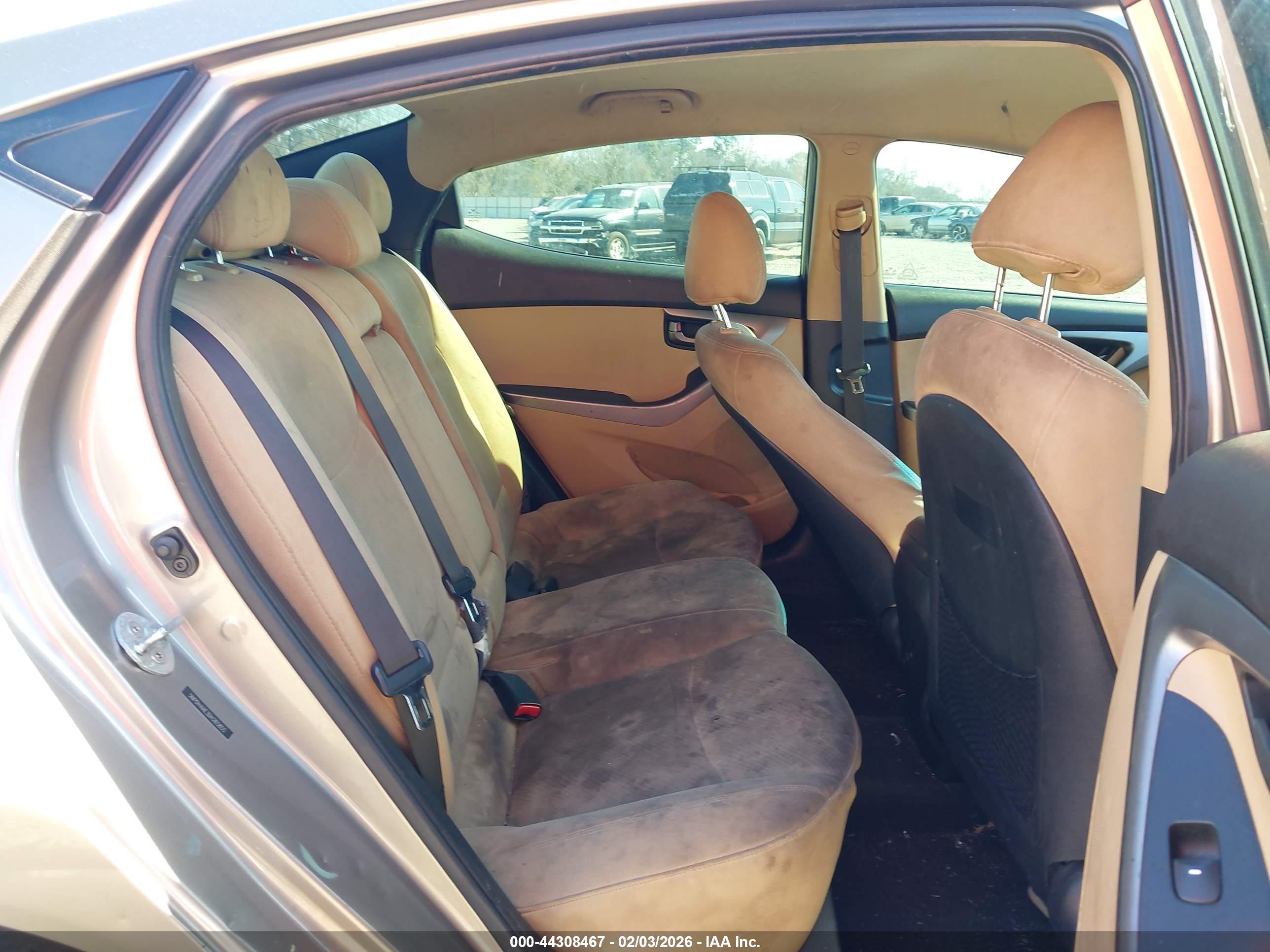 HYUNDAI ELANTRA image 8