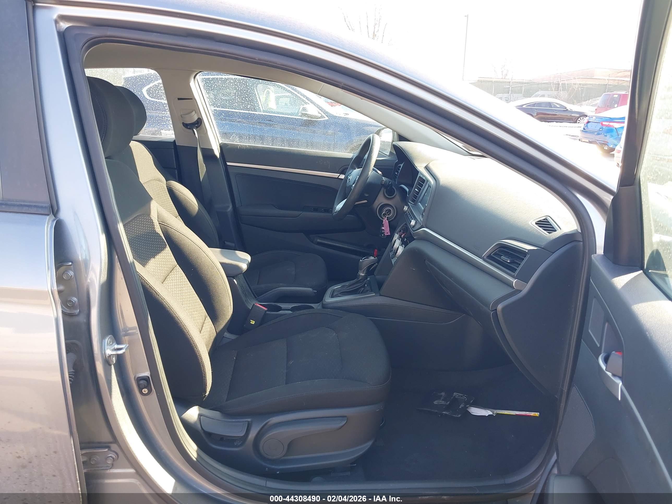 HYUNDAI ELANTRA image 5