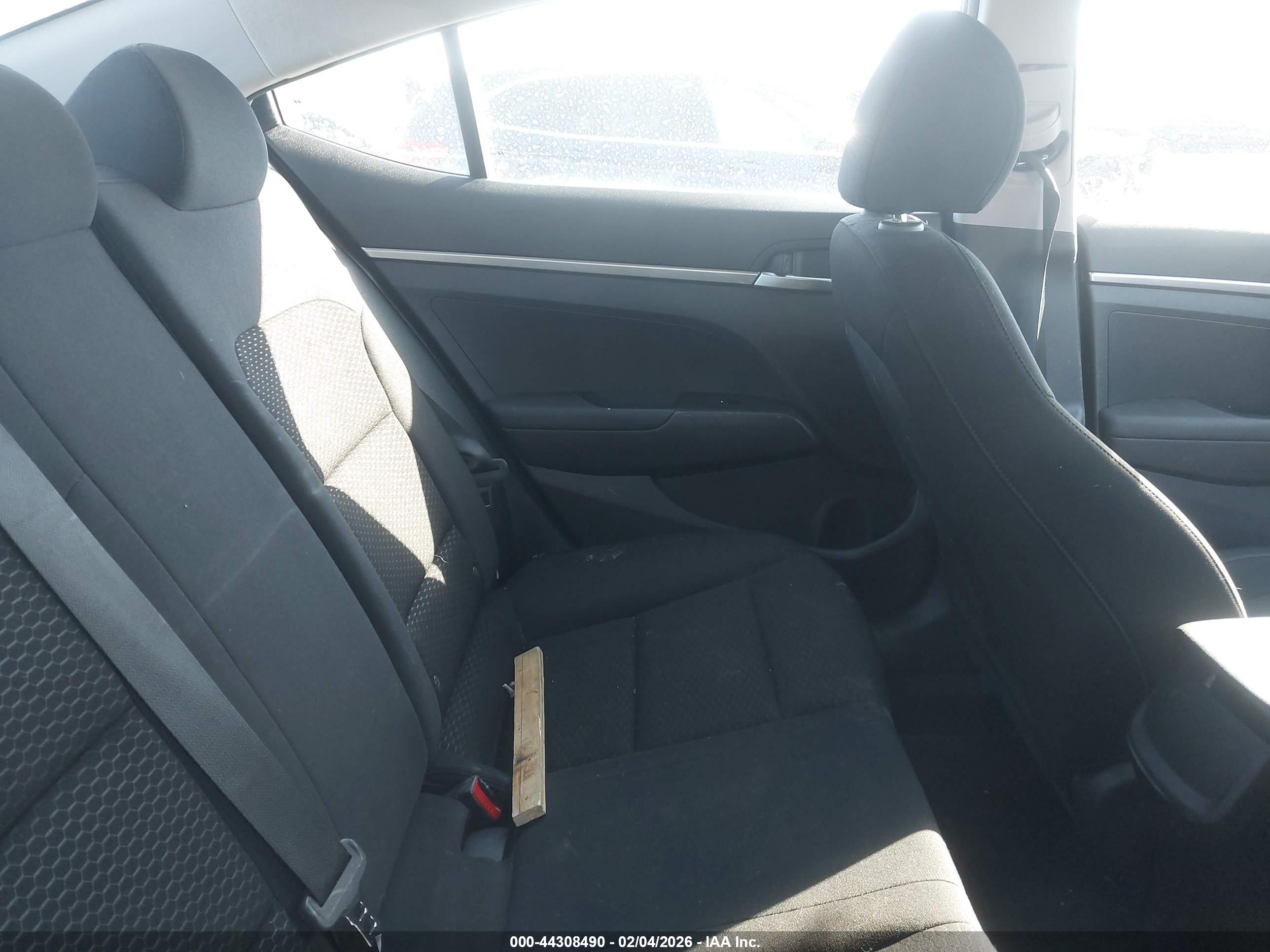 HYUNDAI ELANTRA image 8