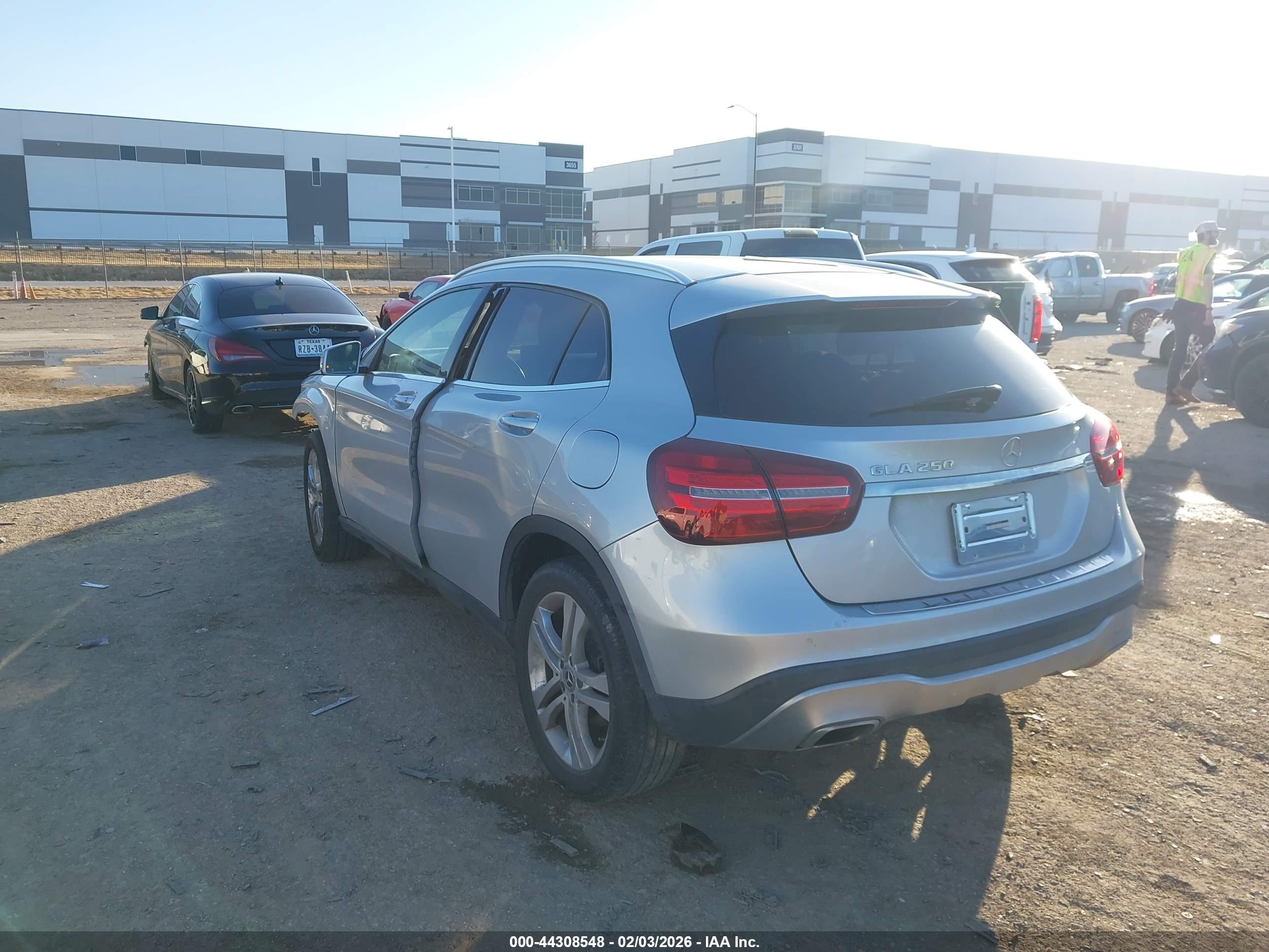MERCEDES-BENZ GLA image 3