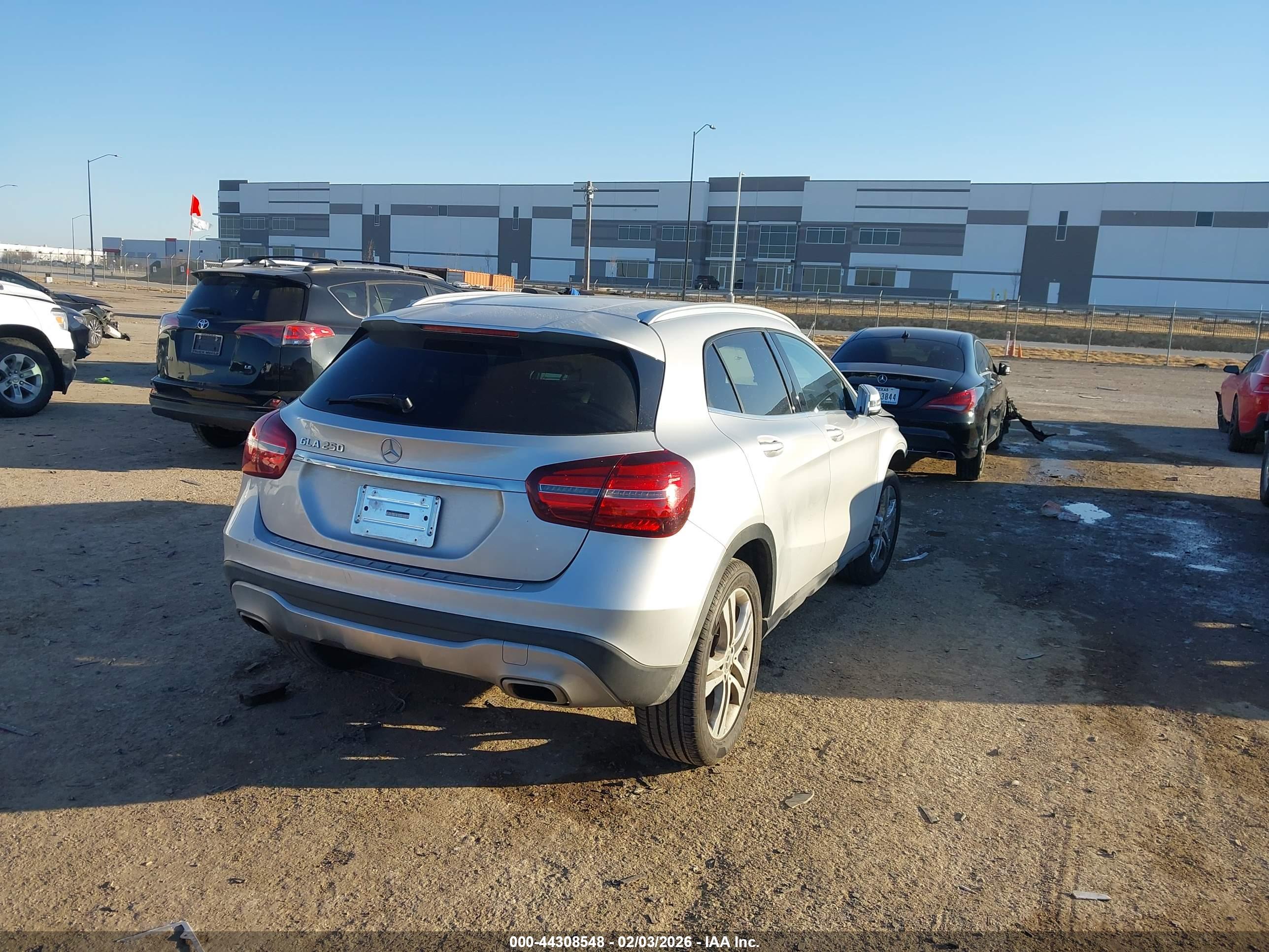 MERCEDES-BENZ GLA image 4