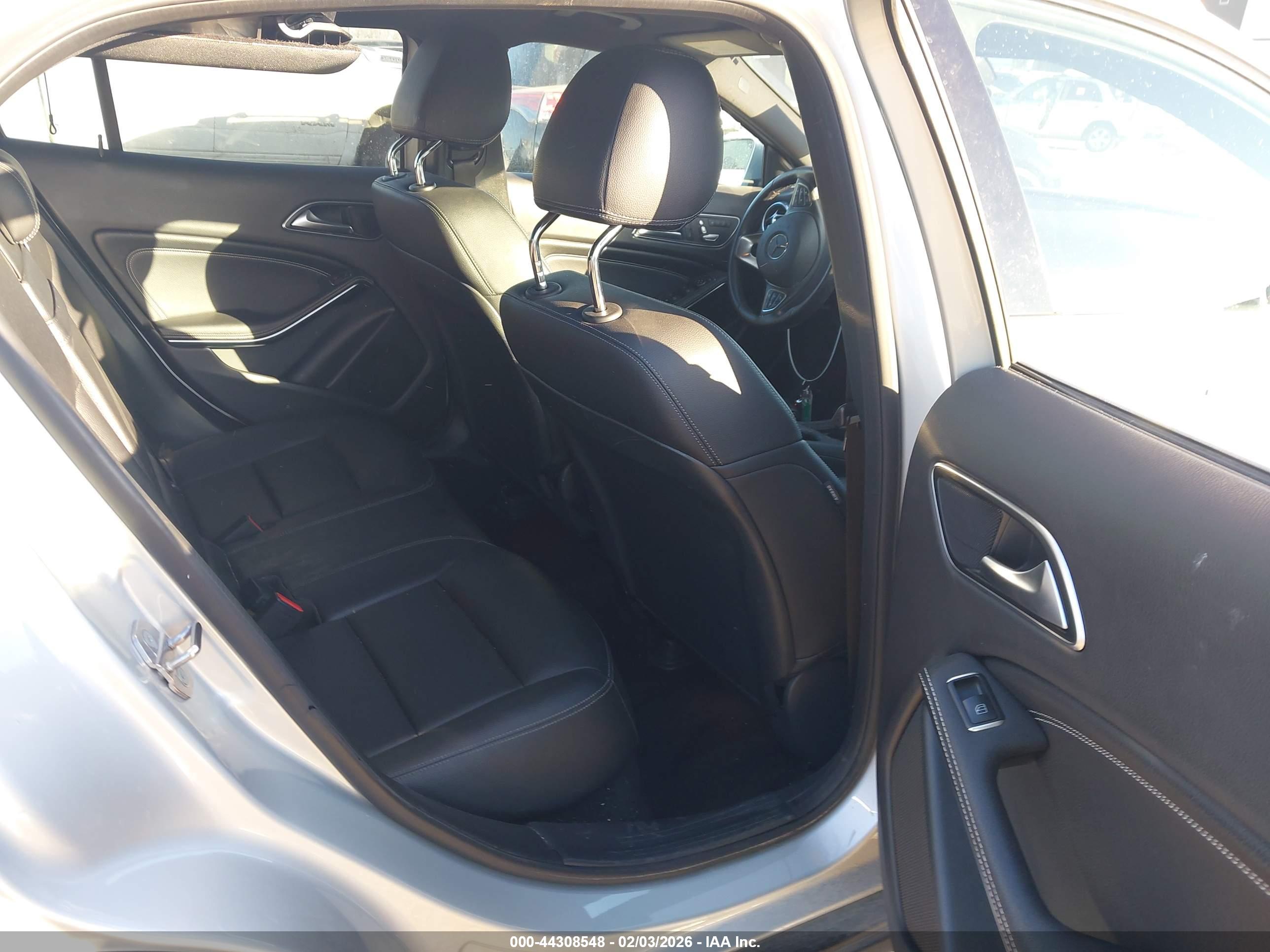 MERCEDES-BENZ GLA image 8