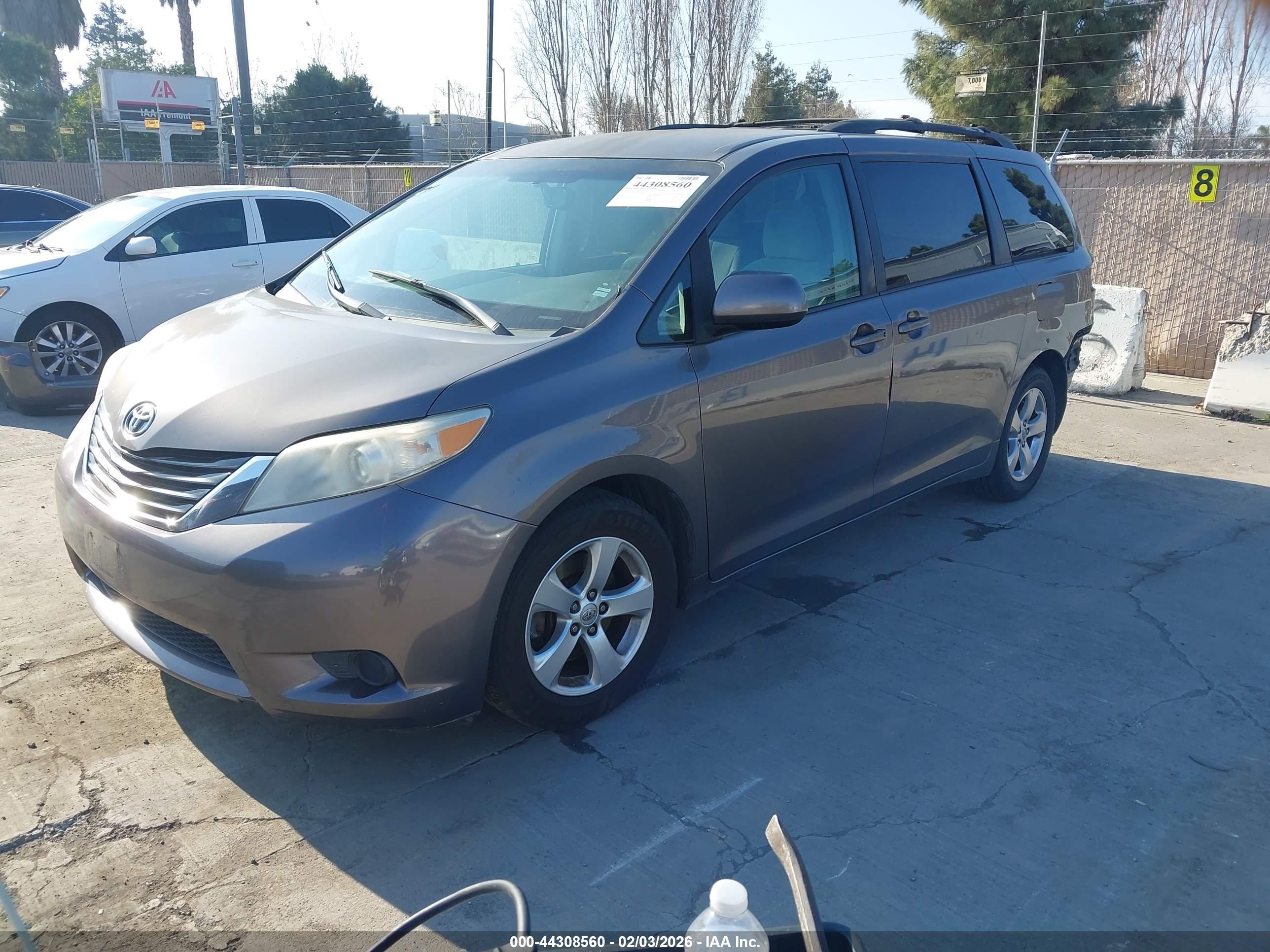 TOYOTA SIENNA image 2