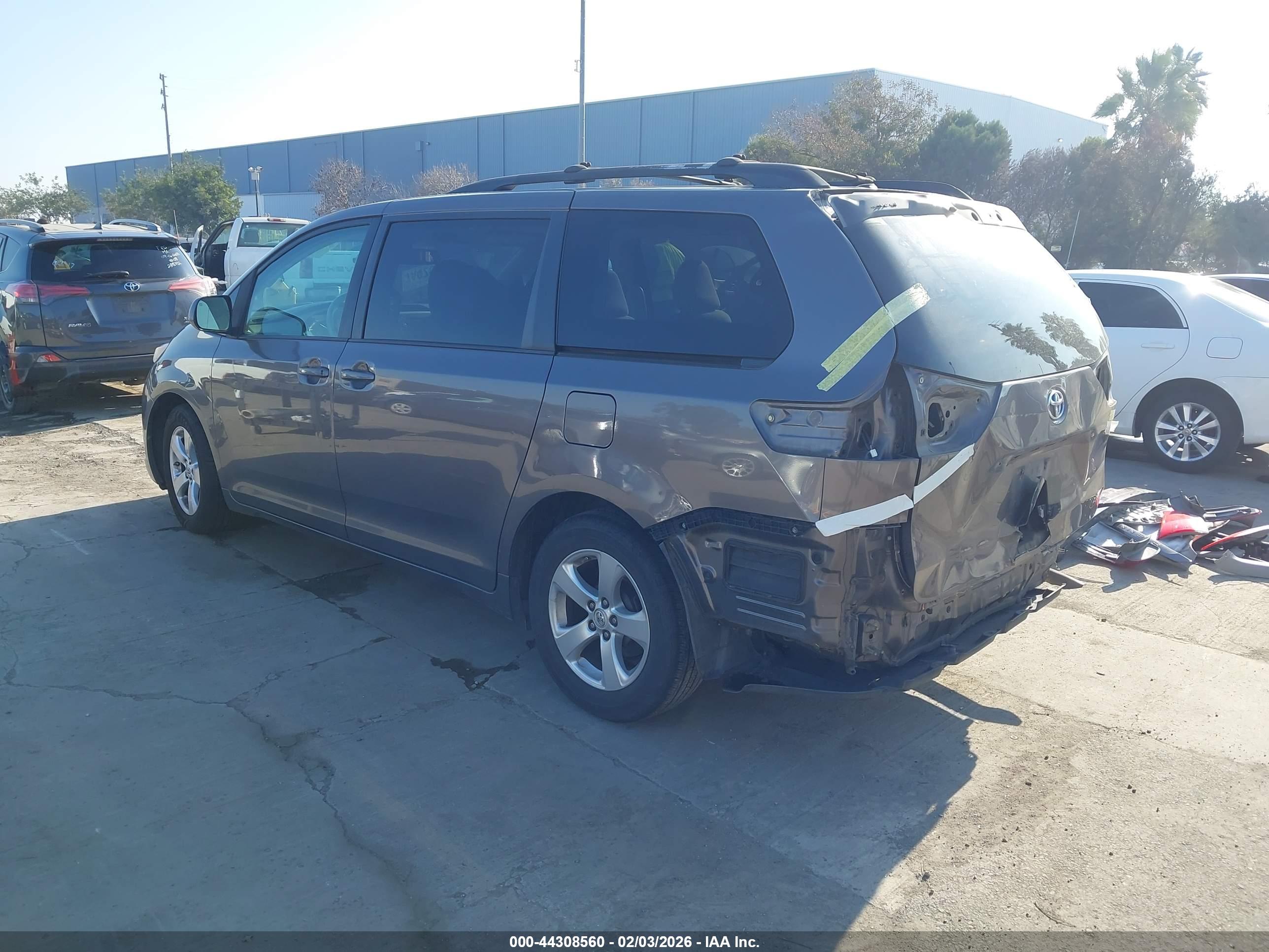 TOYOTA SIENNA image 3