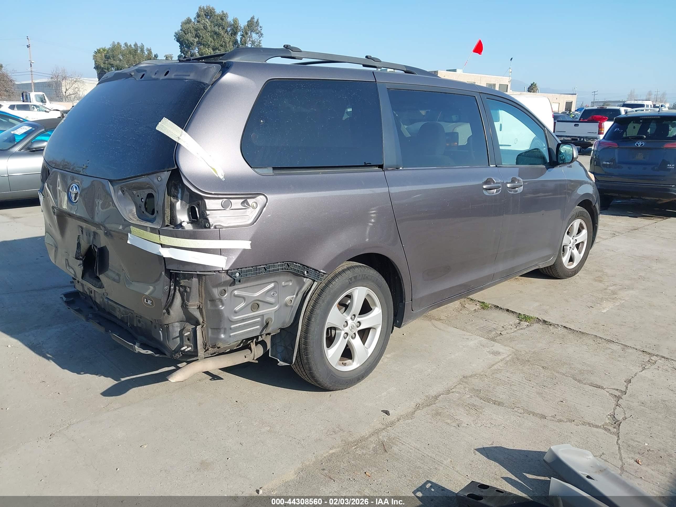 TOYOTA SIENNA image 4