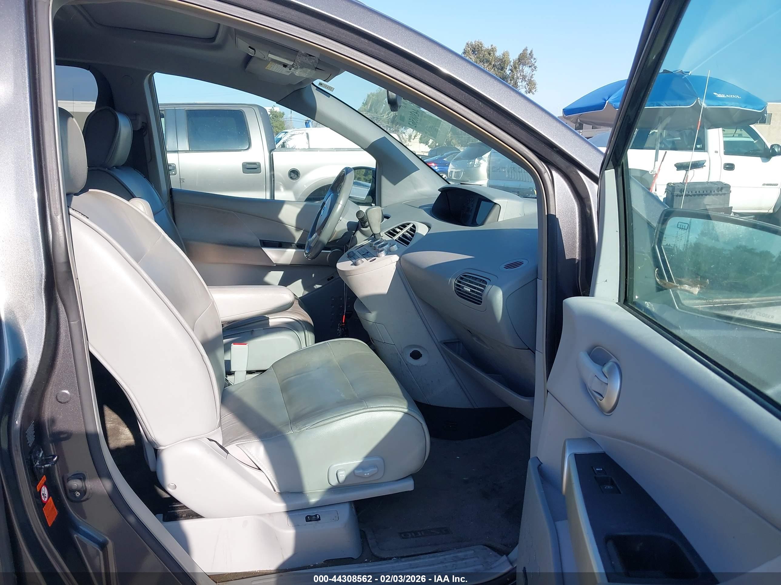 NISSAN QUEST image 5