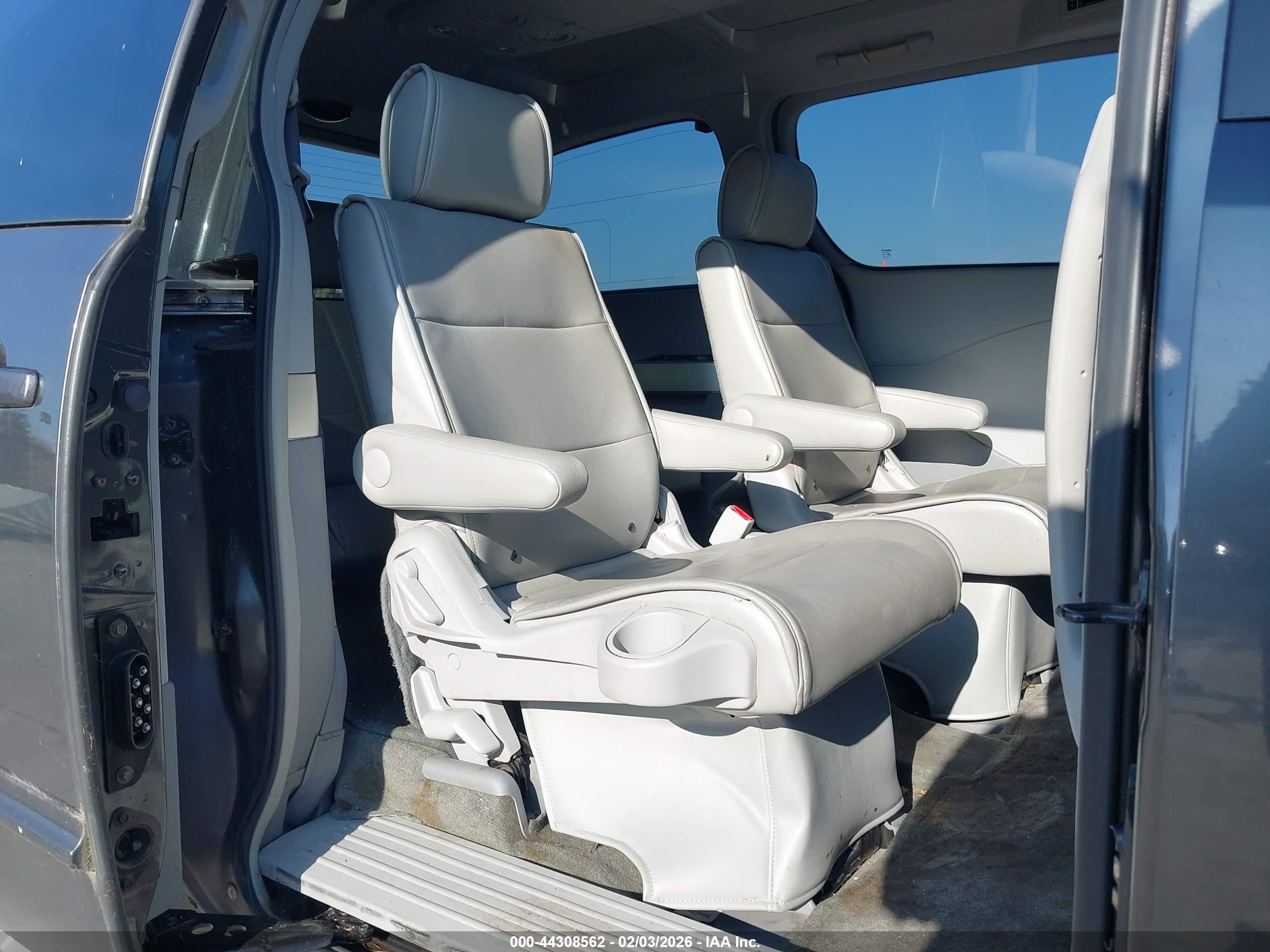 NISSAN QUEST image 8