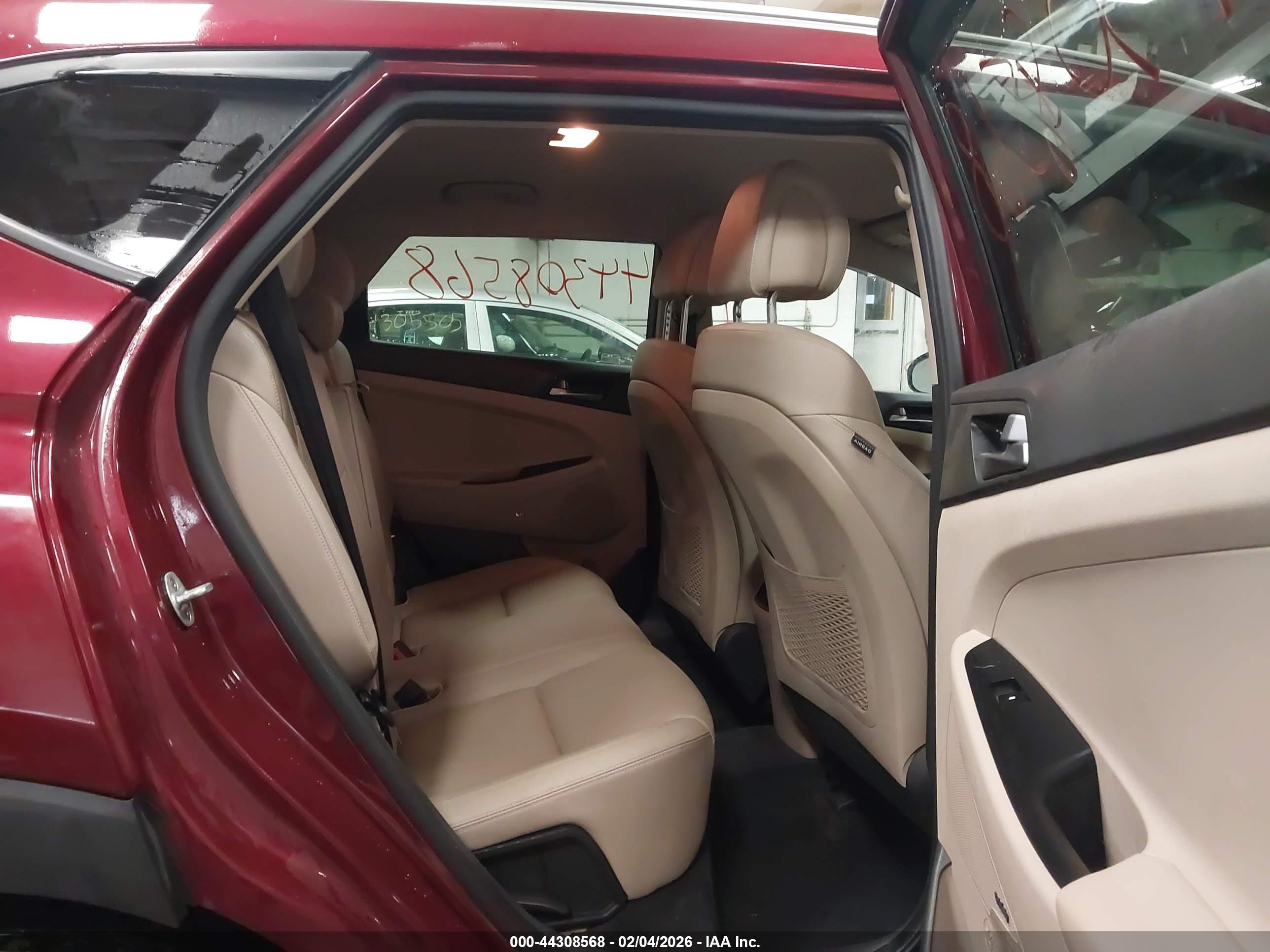 HYUNDAI TUCSON image 8