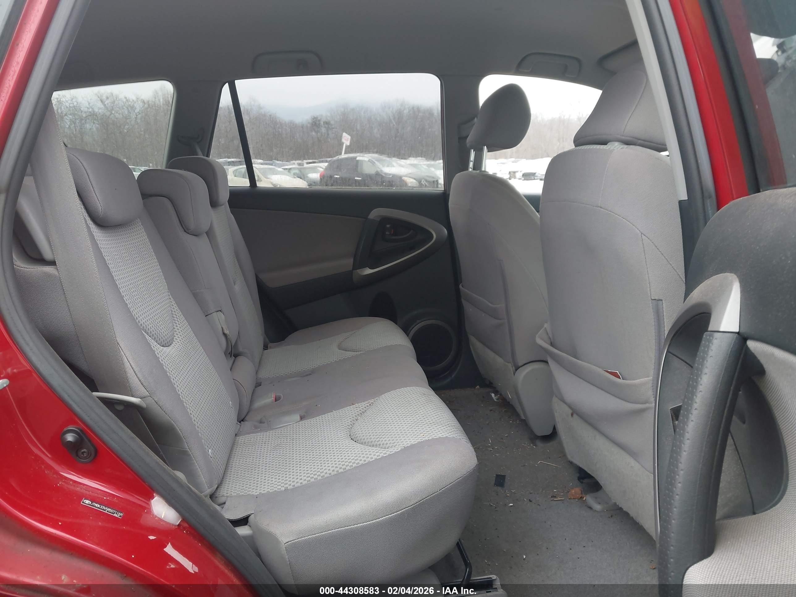 TOYOTA RAV4 image 8