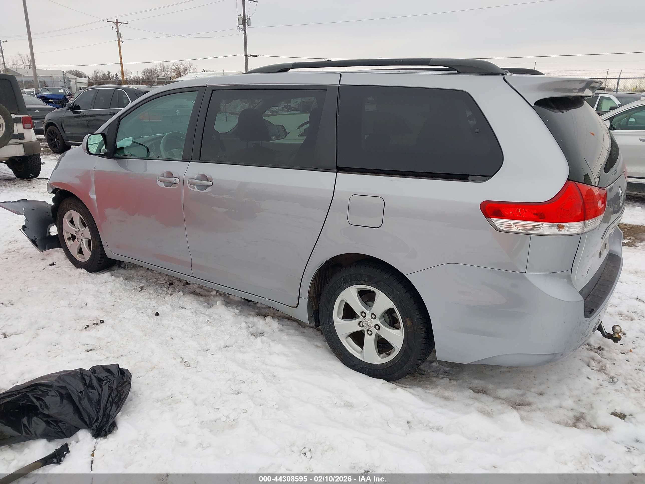 TOYOTA SIENNA image 3