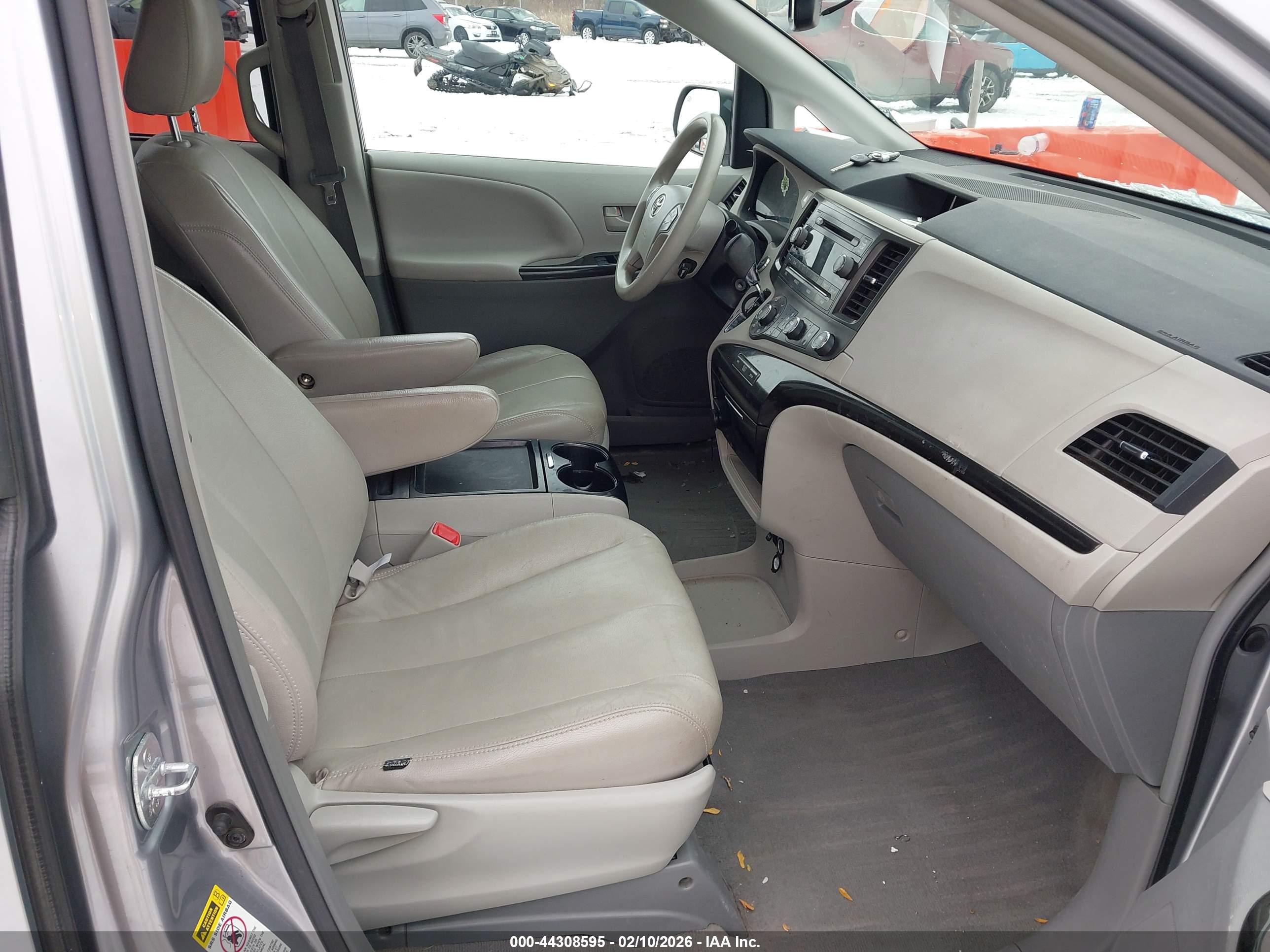 TOYOTA SIENNA image 5