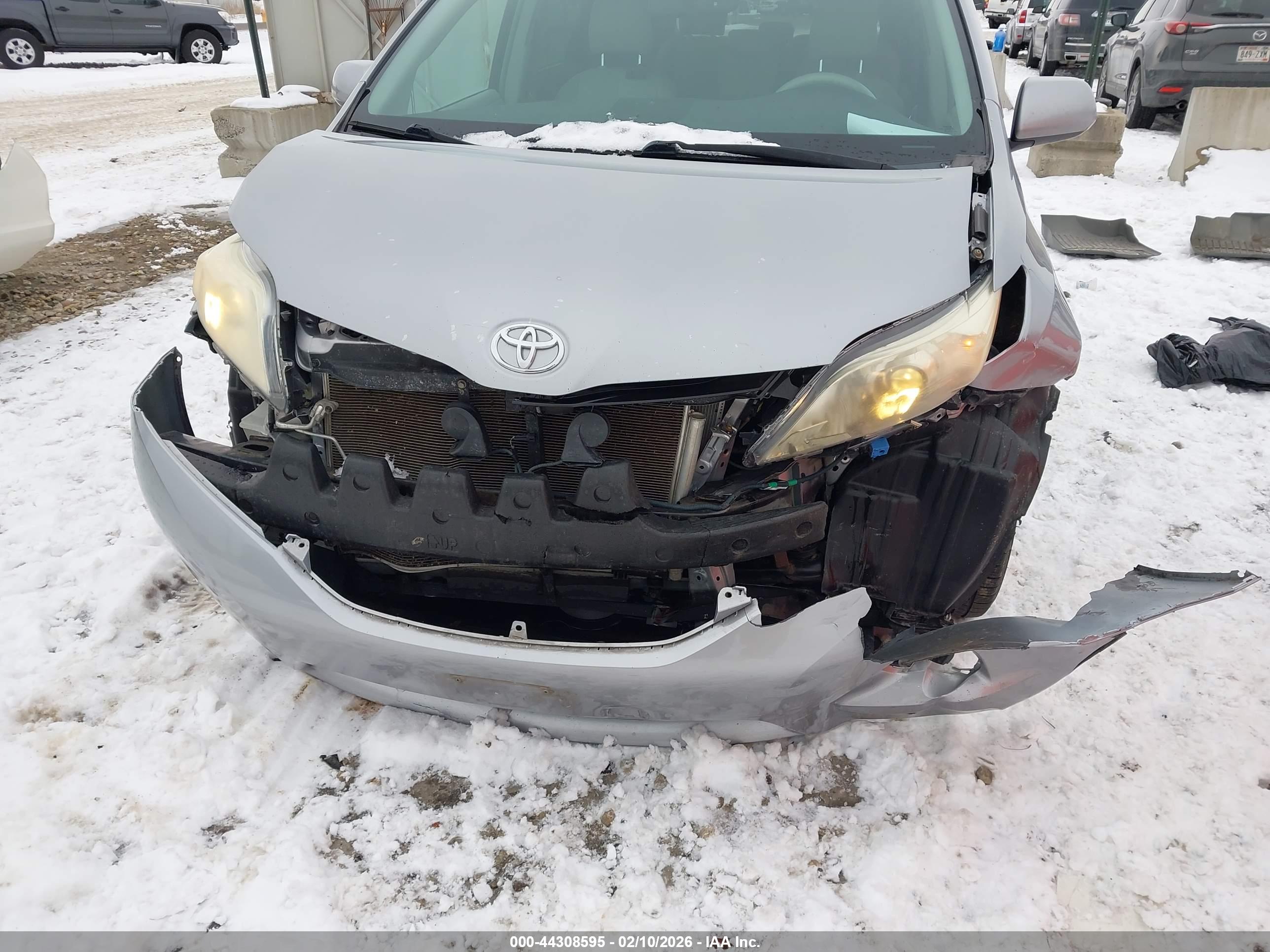 TOYOTA SIENNA image 6