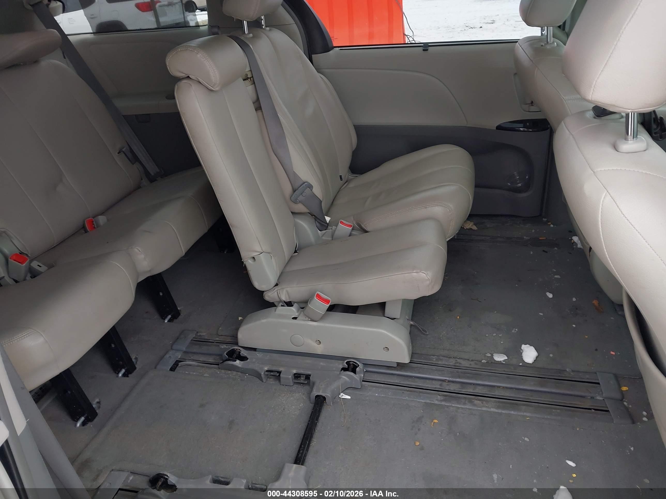 TOYOTA SIENNA image 8