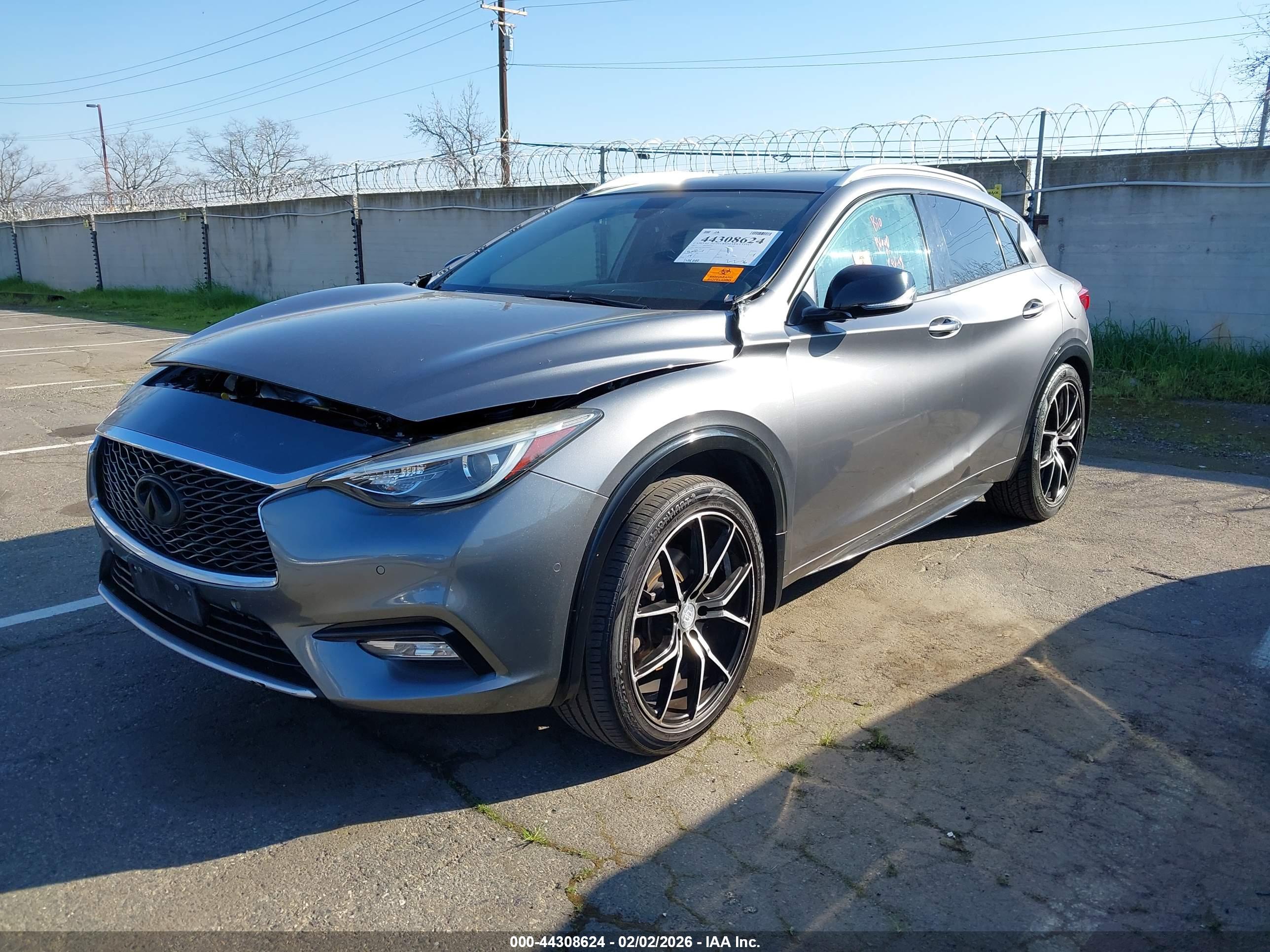 INFINITI QX30 image 2