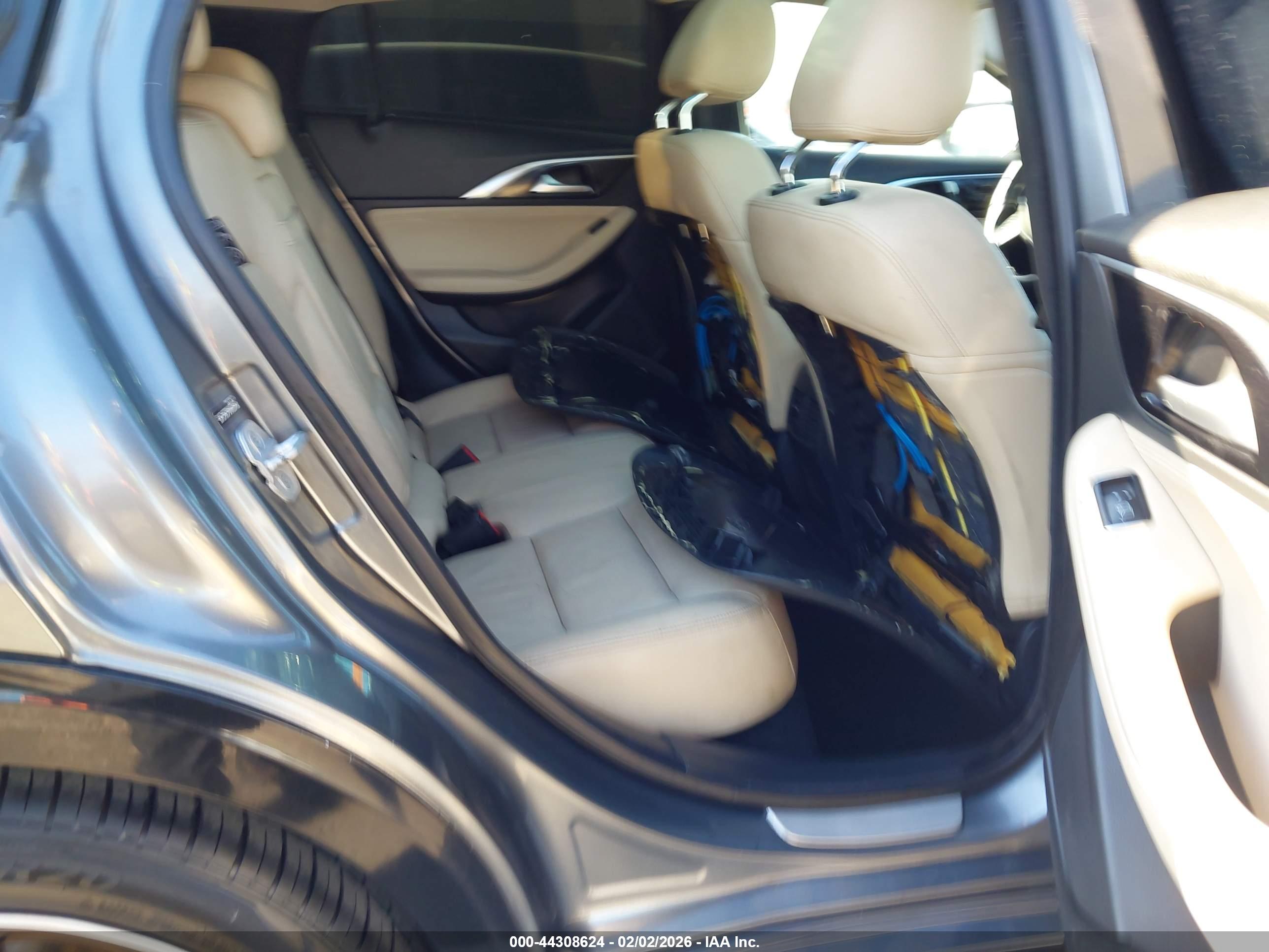 INFINITI QX30 image 8