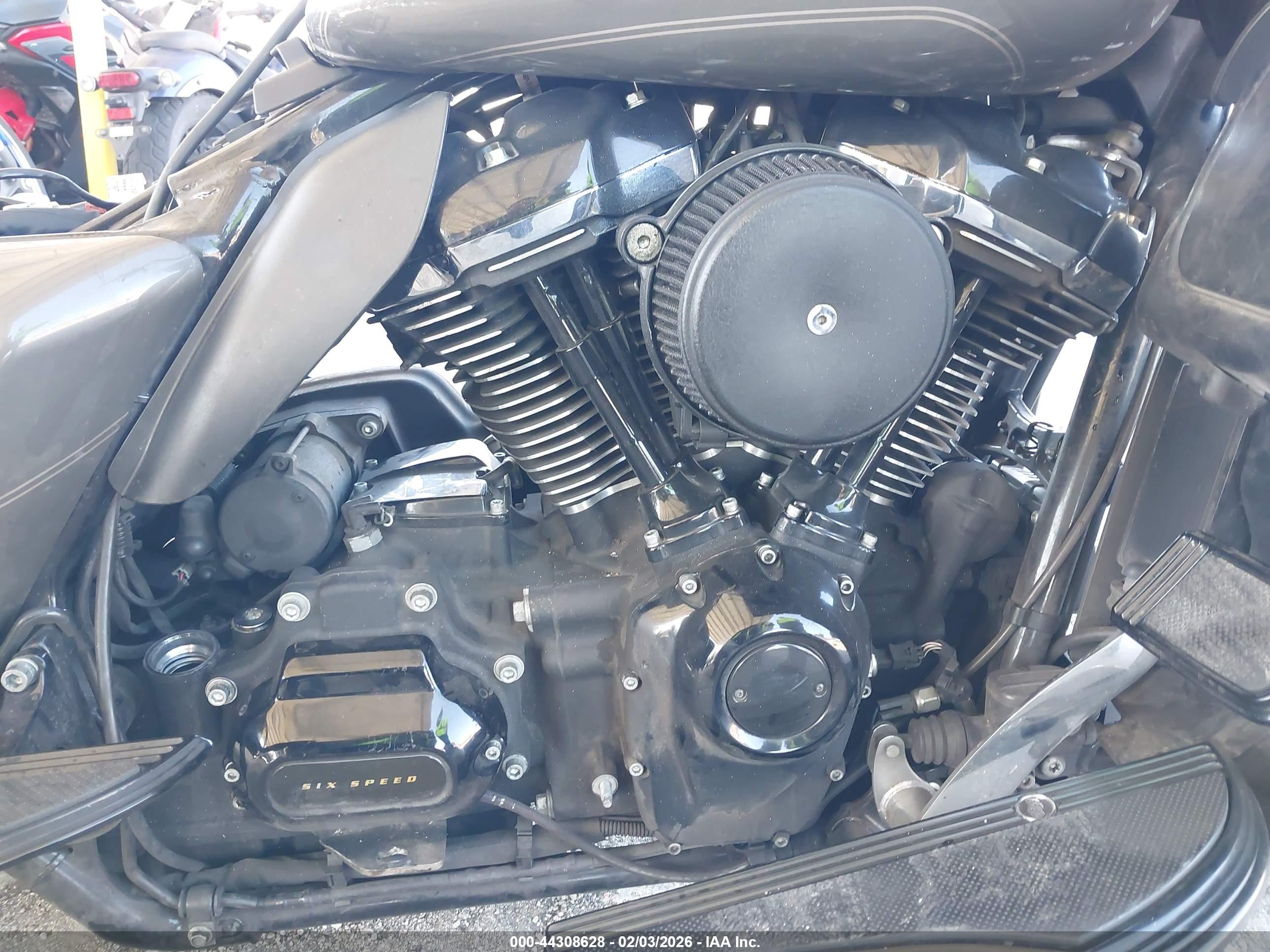 HARLEY-DAVIDSON FLTRU image 8