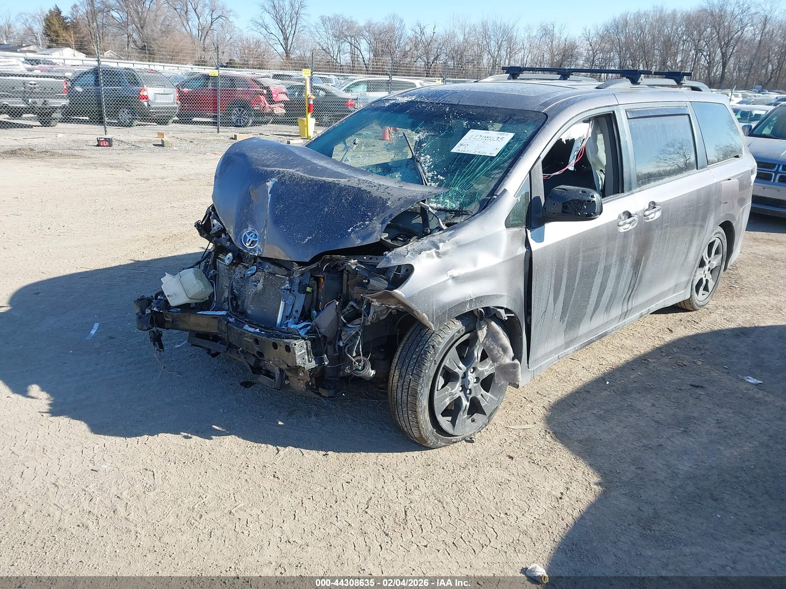 TOYOTA SIENNA image 2