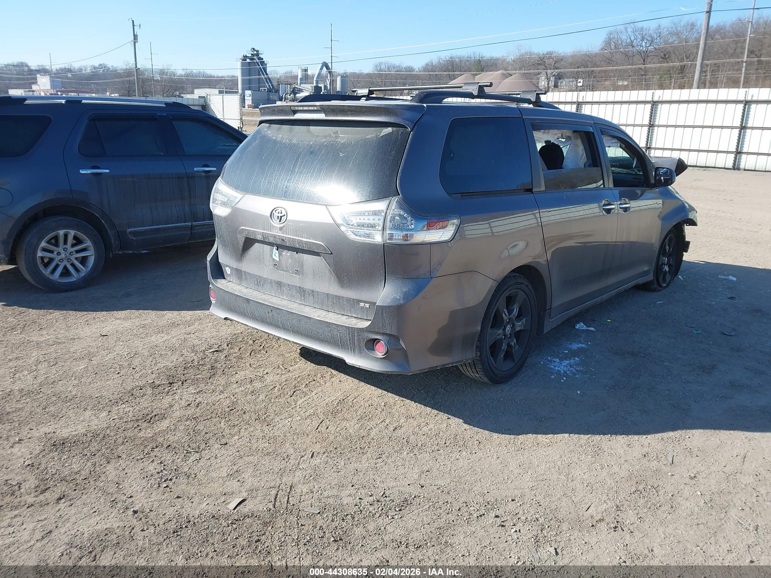 TOYOTA SIENNA image 4