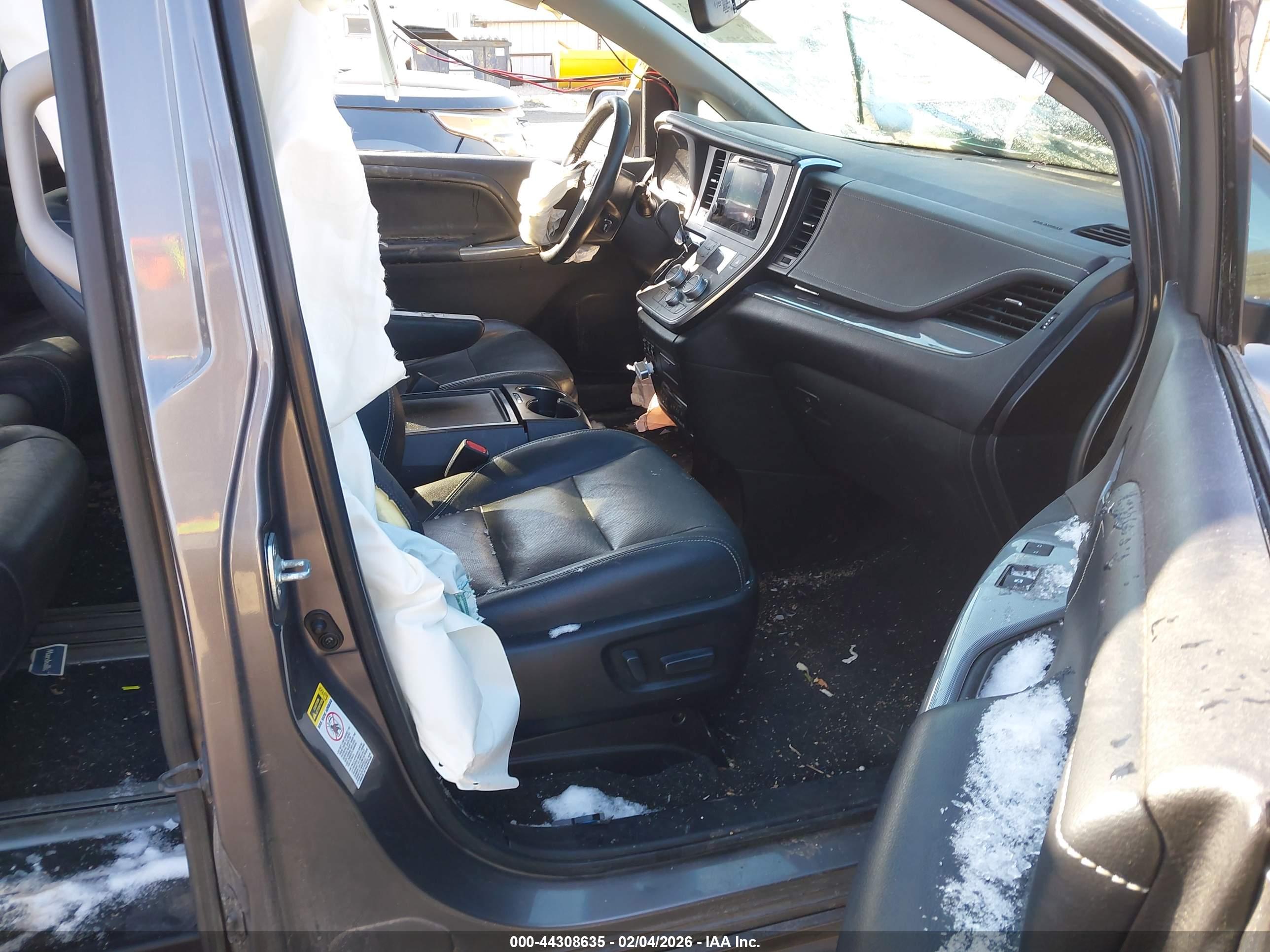 TOYOTA SIENNA image 5