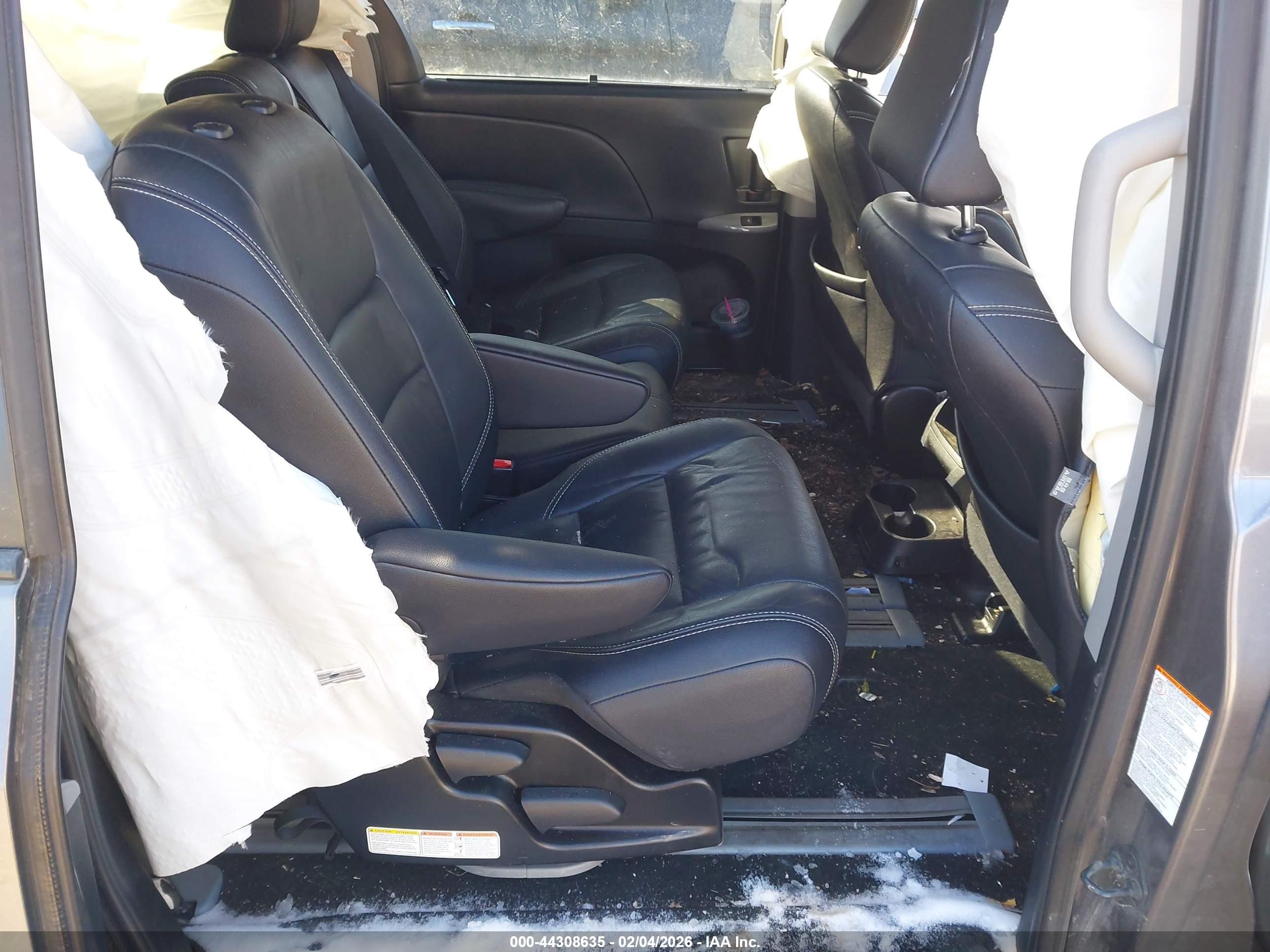 TOYOTA SIENNA image 8