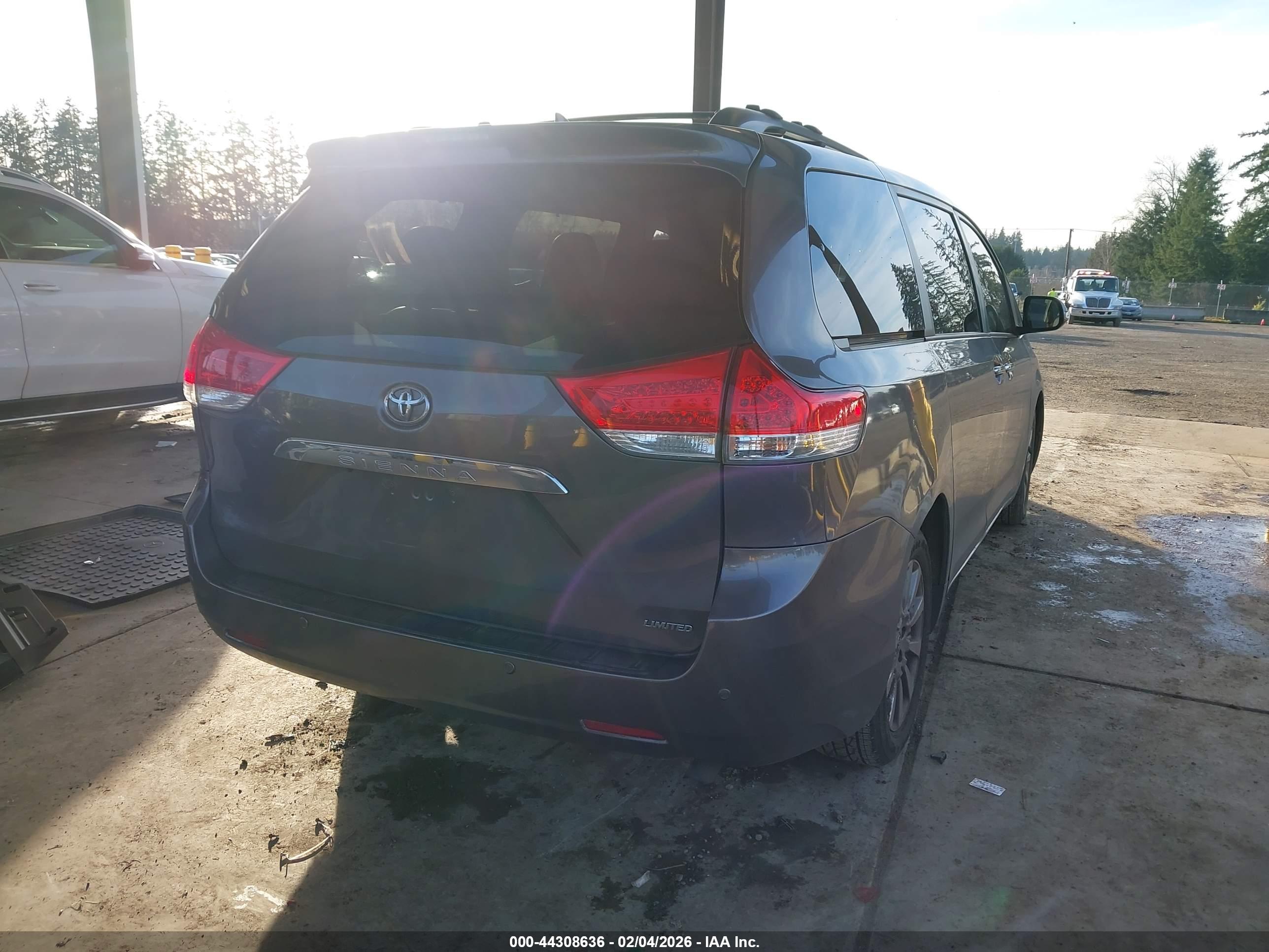 TOYOTA SIENNA image 4