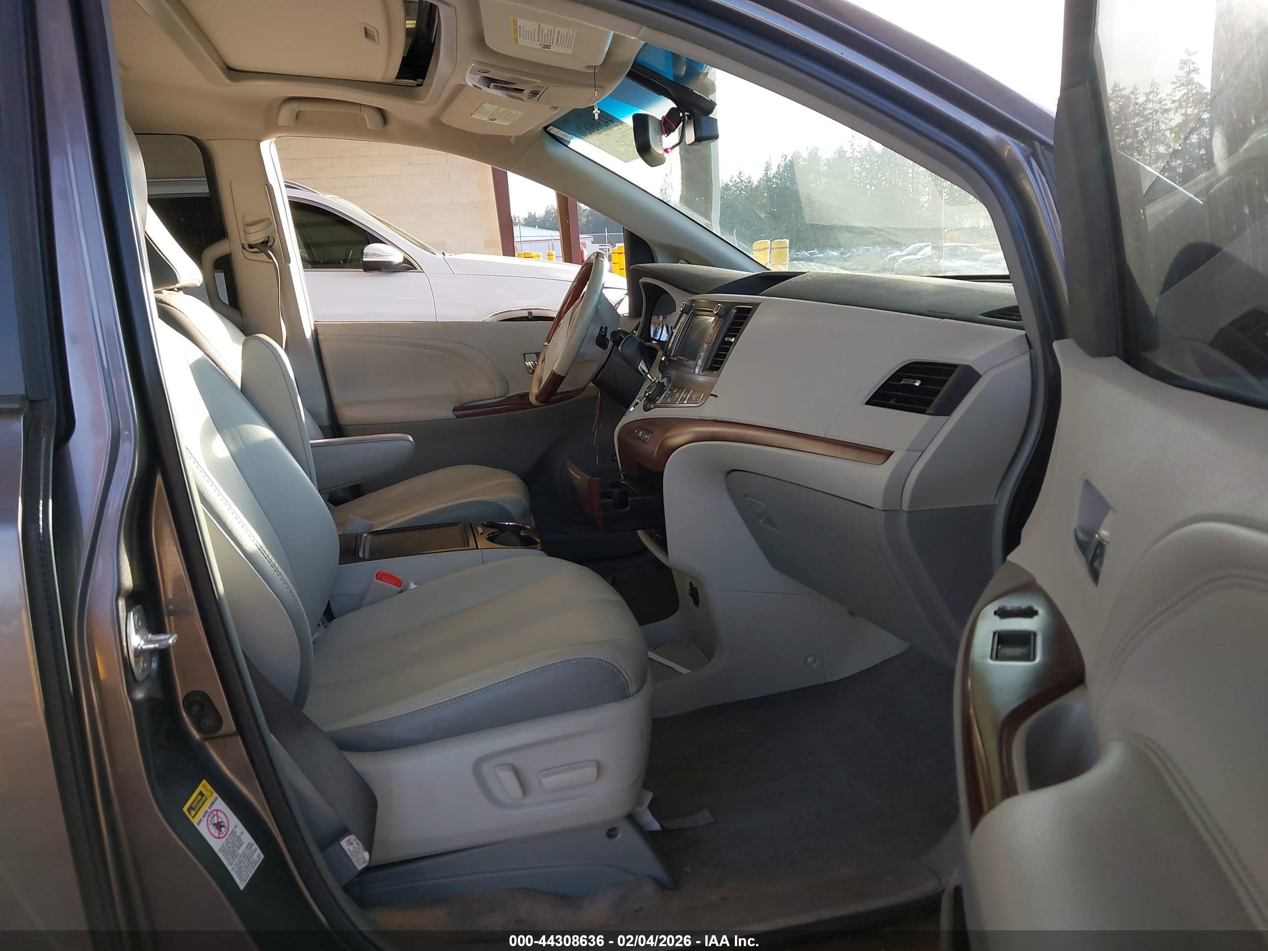 TOYOTA SIENNA image 5